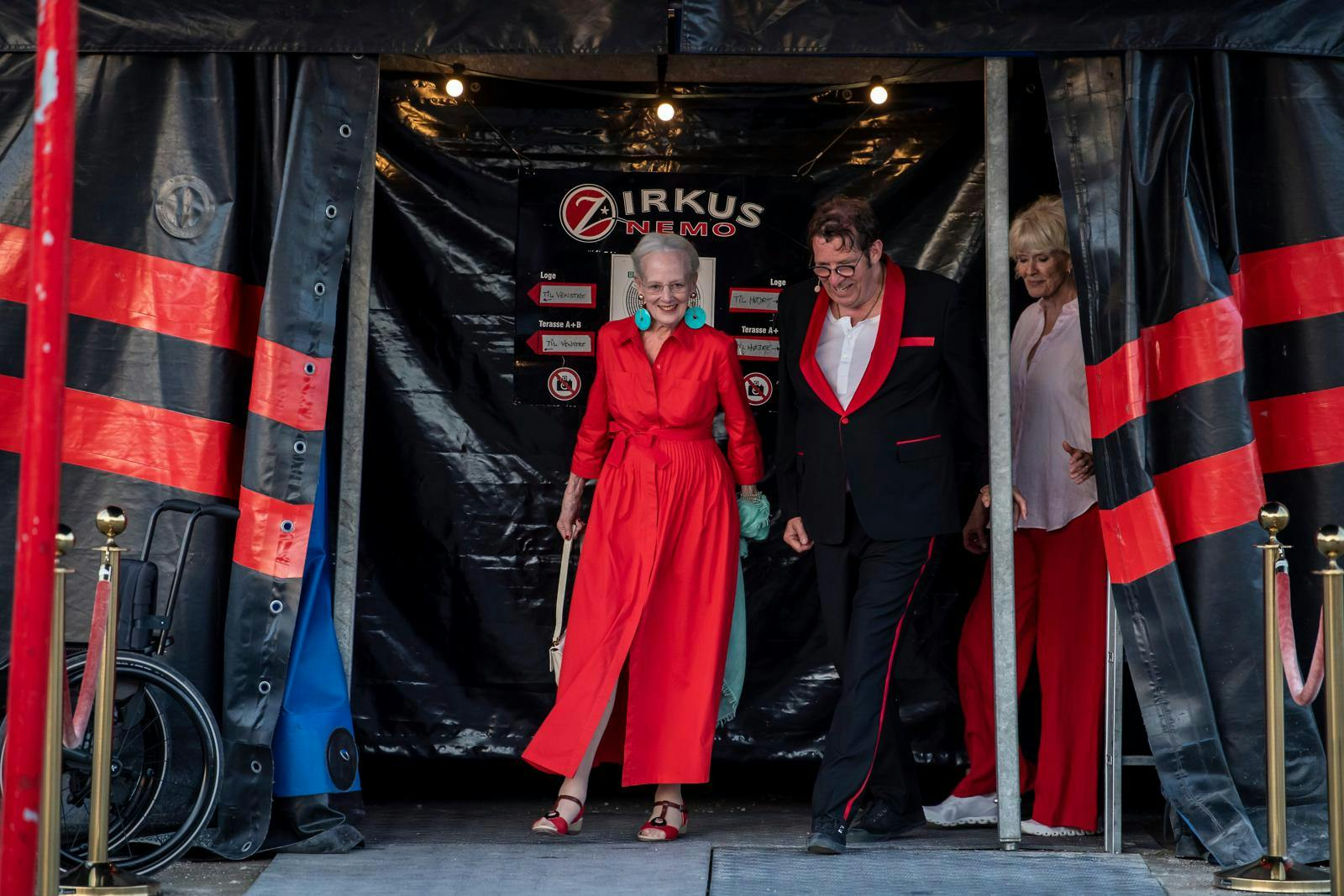 Det er flere års minder efter hårdt og meget personligt arbejde i Zirkus Nemo, der nu kommer under hammeren. Her ses Søren Østergaard og hustruen Lisbet Lundquist sammen med dronning Margrethe, mens det kendte cirkus fortsat var i drift.