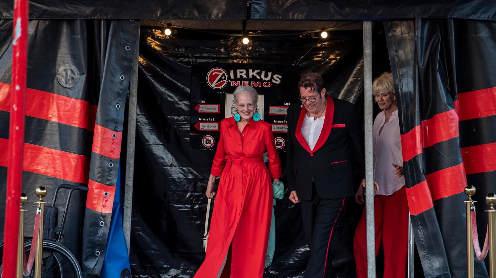 Det er flere års minder efter hårdt og meget personligt arbejde i Zirkus Nemo, der nu kommer under hammeren. Her ses Søren Østergaard og hustruen Lisbet Lundquist sammen med dronning Margrethe, mens det kendte cirkus fortsat var i drift.