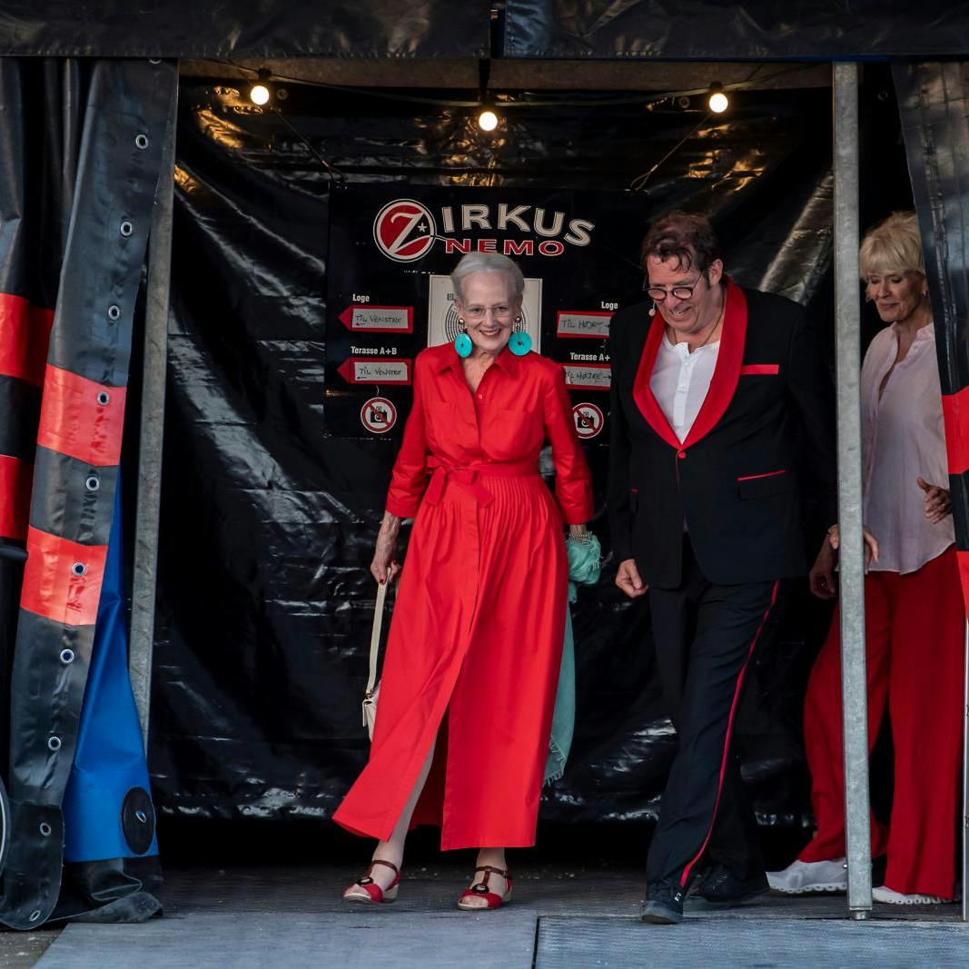 Det er flere års minder efter hårdt og meget personligt arbejde i Zirkus Nemo, der nu kommer under hammeren. Her ses Søren Østergaard og hustruen Lisbet Lundquist sammen med dronning Margrethe, mens det kendte cirkus fortsat var i drift.