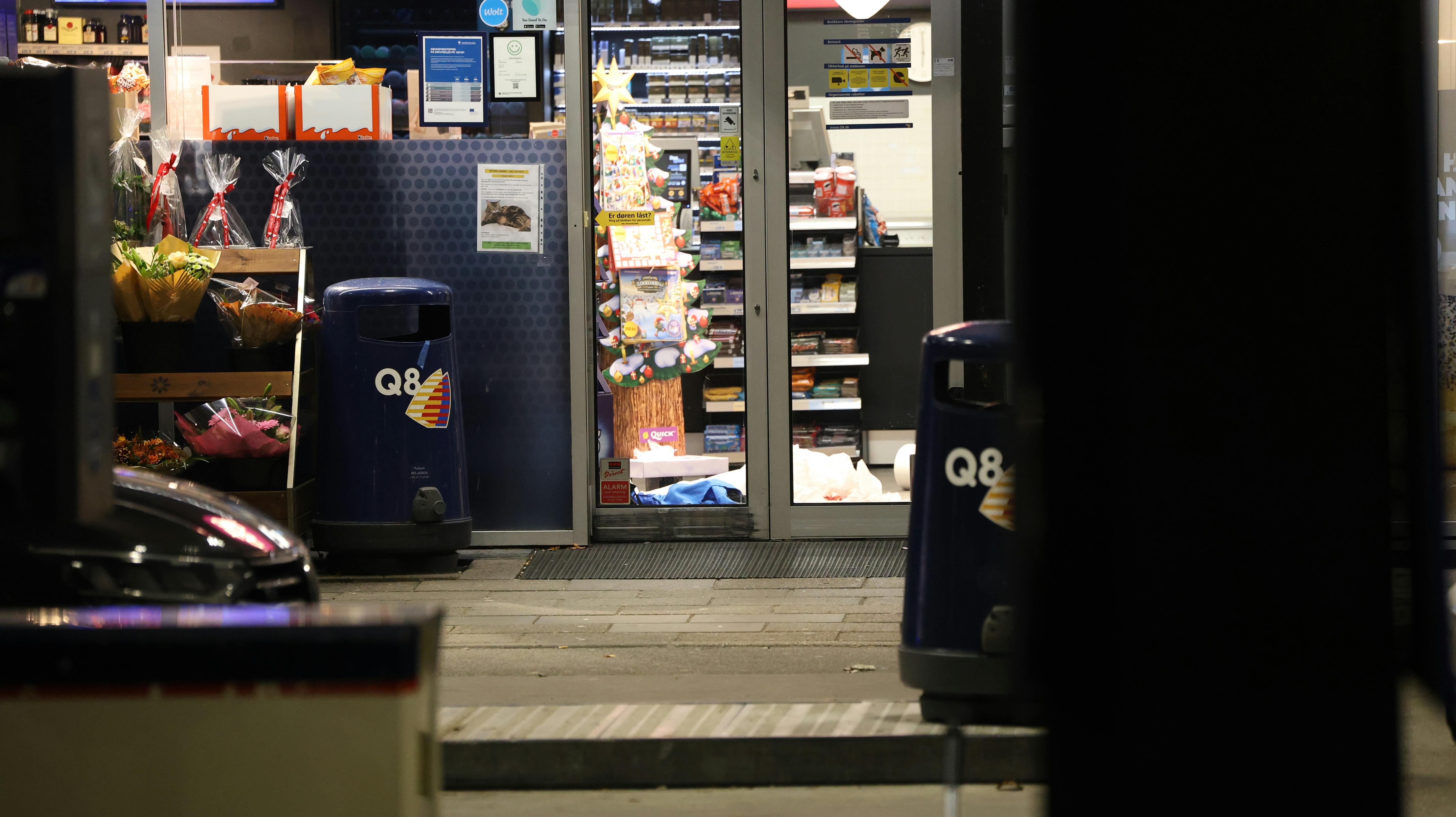 Drabsofferet - en 31-årig mand - flygtede ind på tankstationen, hvor han angiveligt blev skudt flere gange.