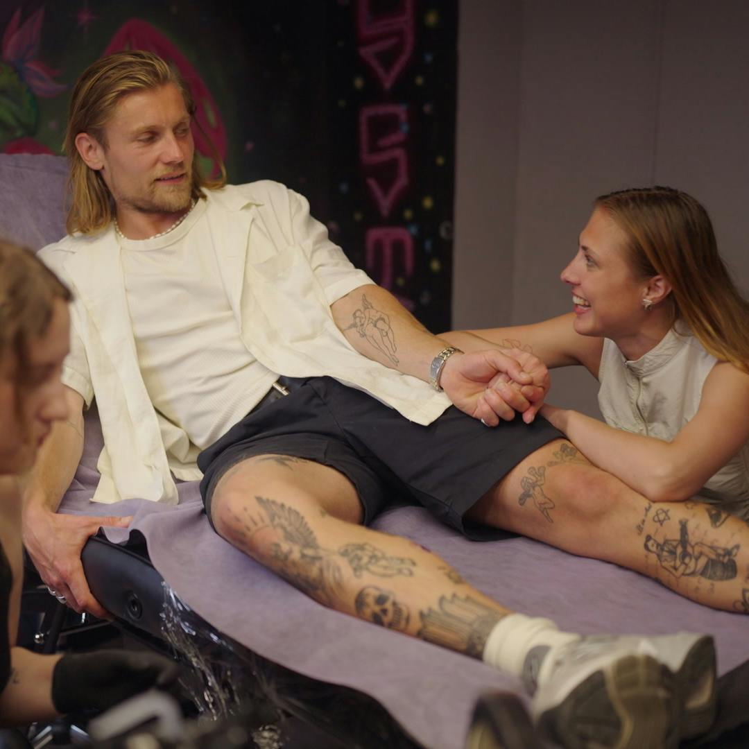 Christian Ulrik Hansen får Yin og Yang-symbolet tatoveret på benet, og hans date, Bianca, får det på skulderbladet.