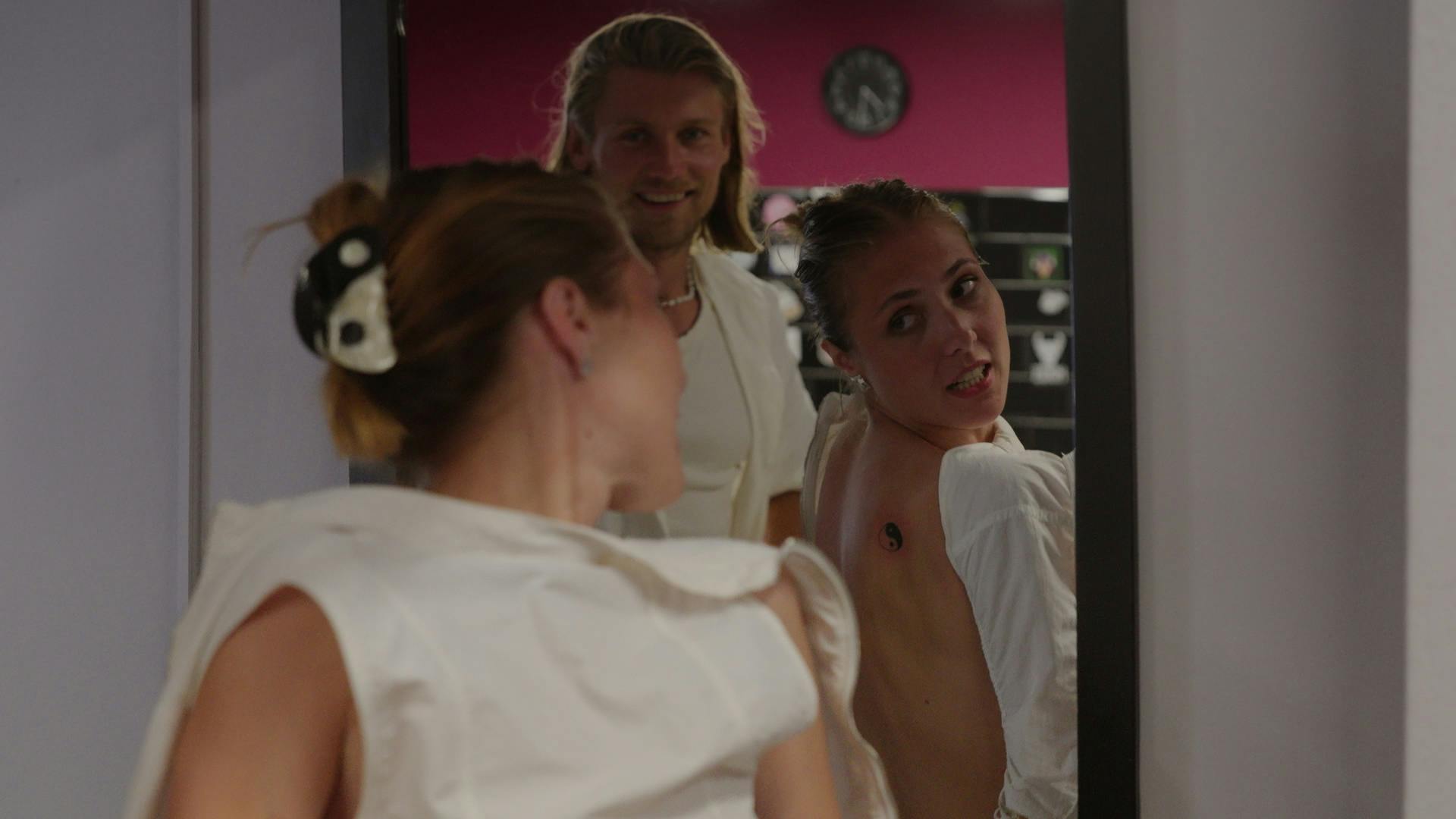 Det er Bianca, der får idéen til symbolet, da Christian foreslår, at parret bliver tatoveret. I håret bærer hun også en hårklamme med Yin og Yang.