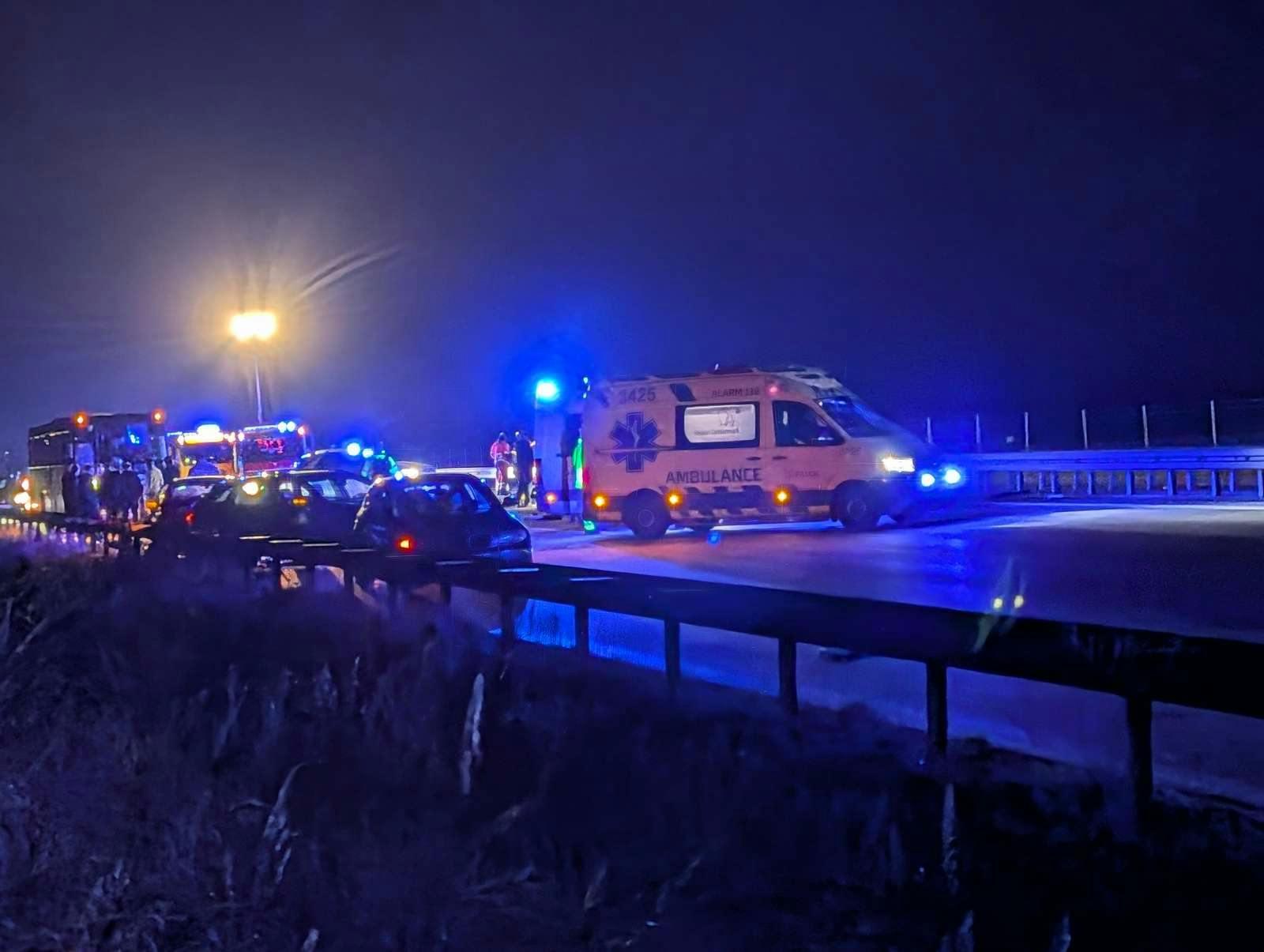 Udrykningskøretøjer på uheldsstedet lørdag nat.
