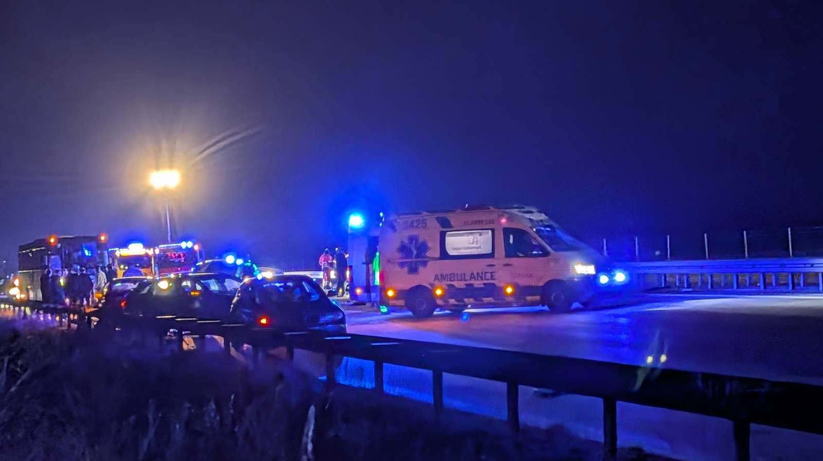 Udrykningskøretøjer på uheldsstedet lørdag nat.