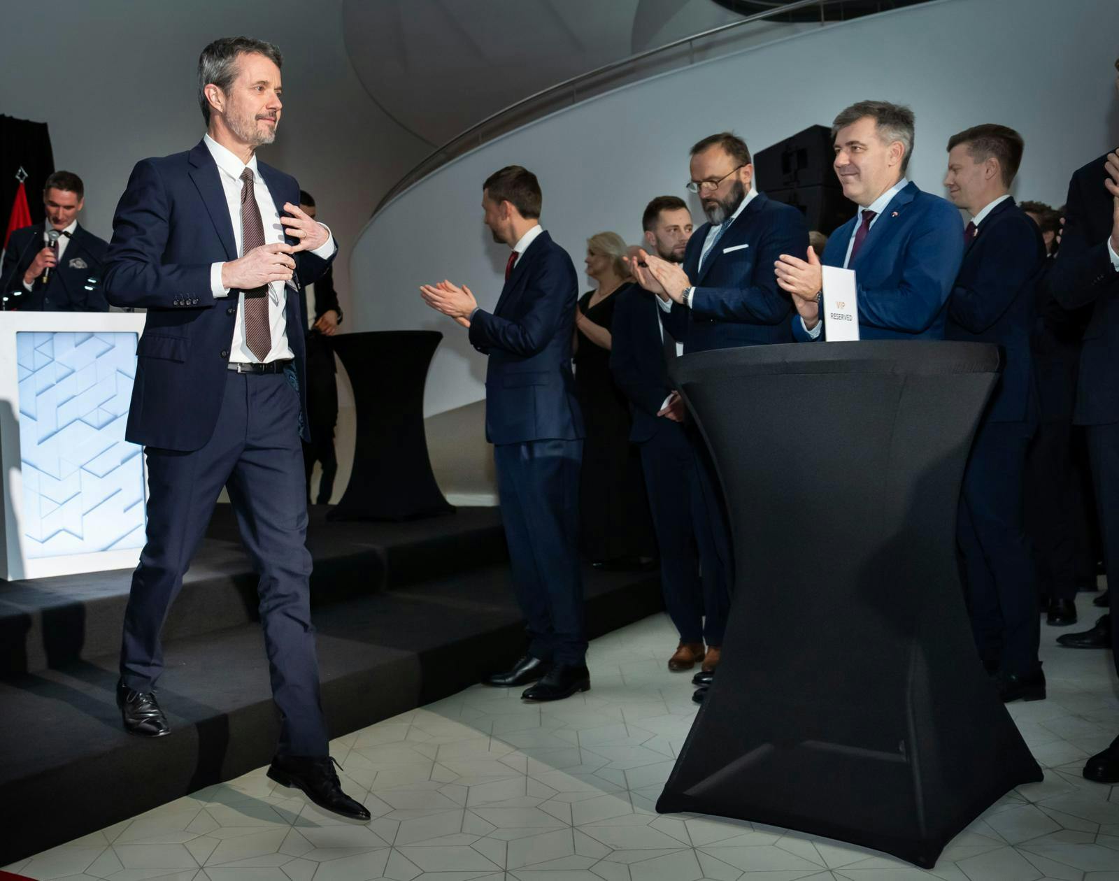 Kong Frederik har ved flere tidligere lejligheder - her under et statsbesøg i Polen sidste år - fået mulighed for at udtale sig om sagen fra Madrid. Men indtil videre har benene været betydeligt hurtigere end det royale mundtøj.