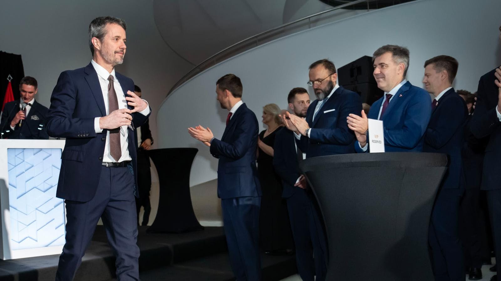 Kong Frederik har ved flere tidligere lejligheder - her under et statsbesøg i Polen sidste år - fået mulighed for at udtale sig om sagen fra Madrid. Men indtil videre har benene været betydeligt hurtigere end det royale mundtøj.