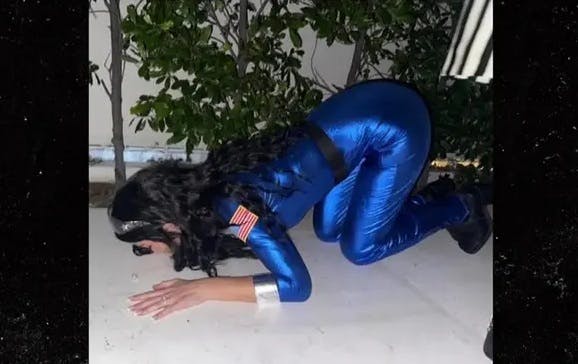 Orlando Blooms nye kæreste, Rachel Lynn Matthews, kysser her jorden på samme famøse vis som Katy Perry, da sangerinden kom tilbage efter en tur i rummet.