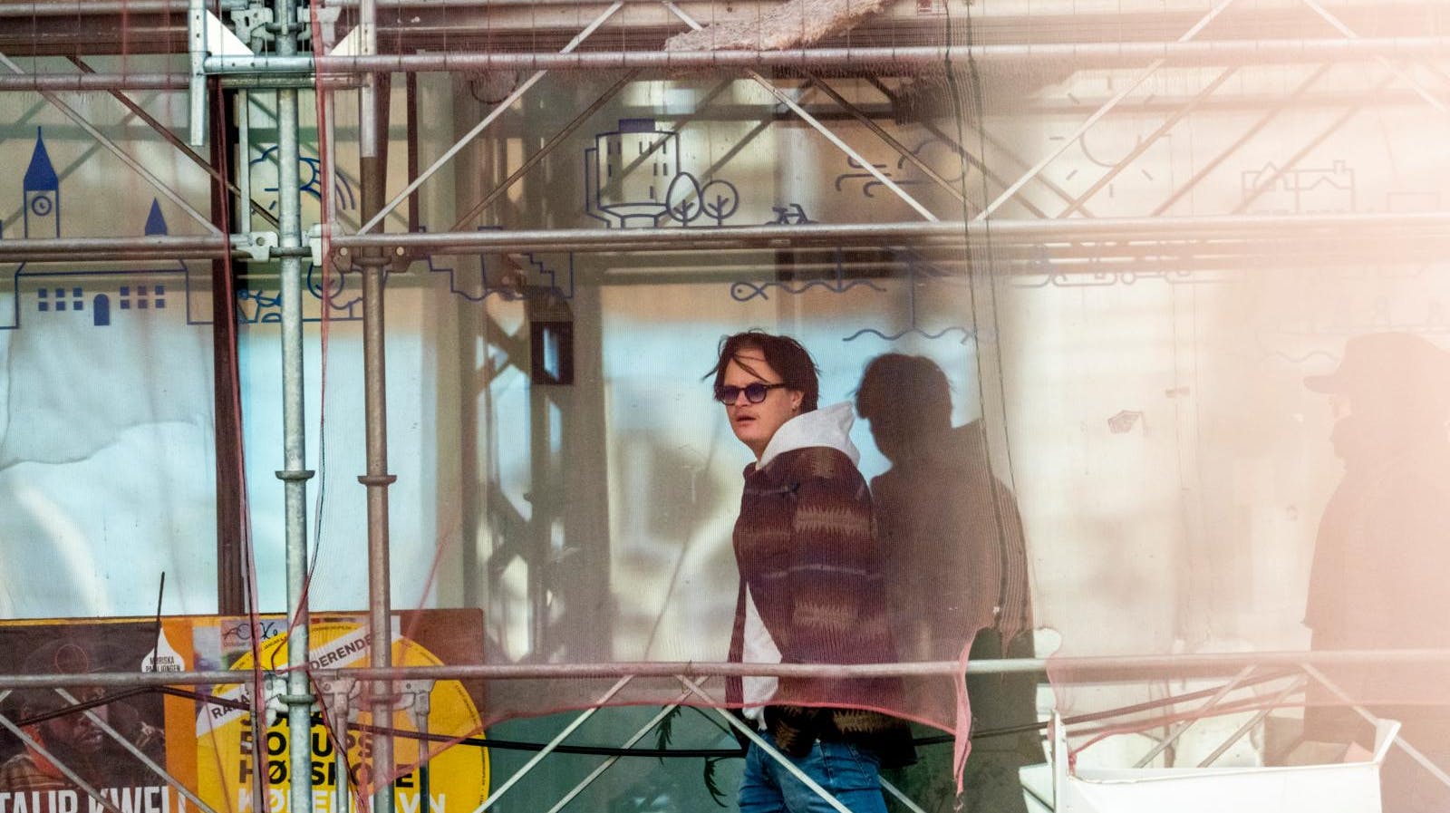 Marius Borg Høiby er igen i mediernes søgelys, efter at forlaget Bonnier har valgt at fremskynde udgivelsen af den nye bog "Ude af kontrol: Afsløringen af Marius Borg Høiby", mens debatten om hans privatliv raser i Norge.