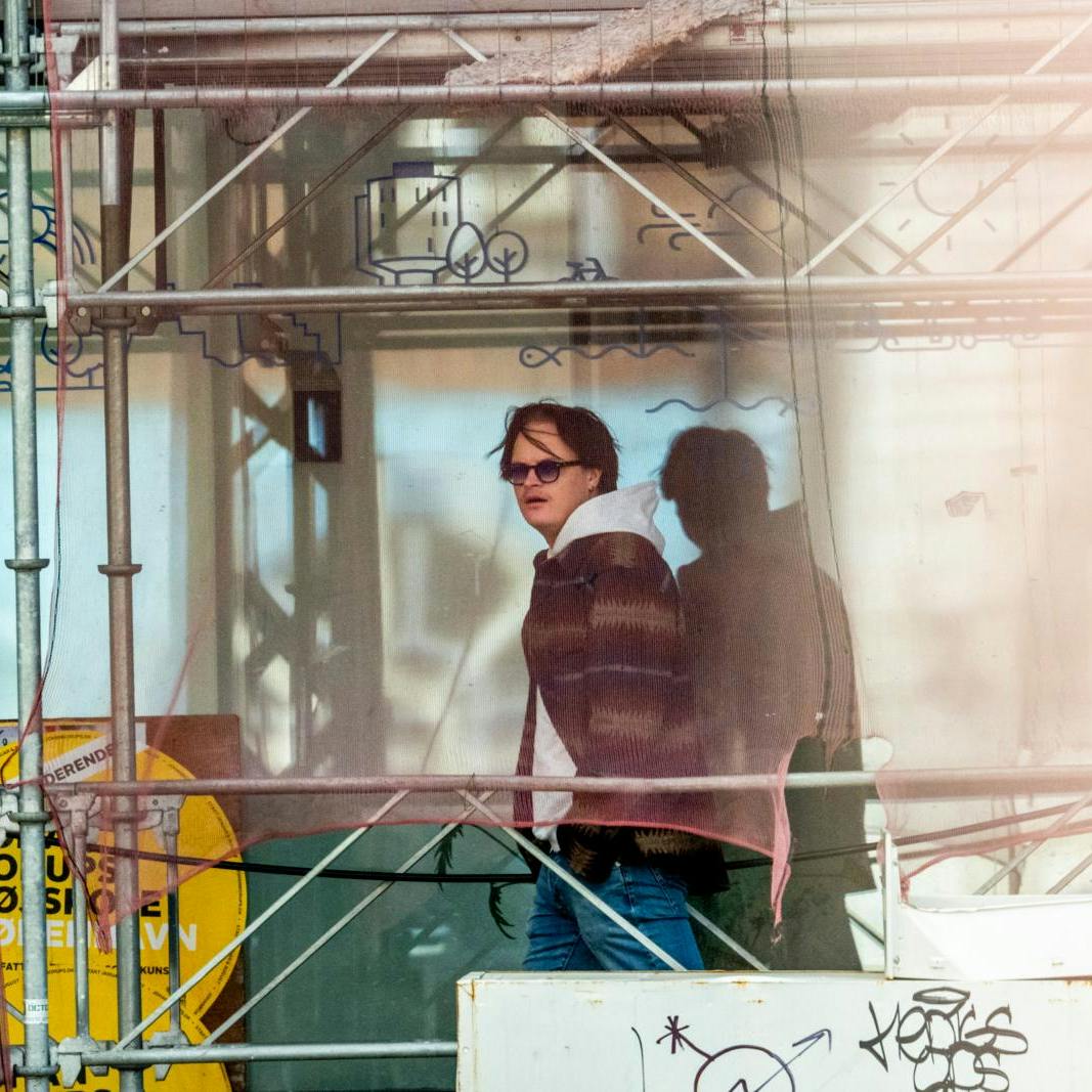 Marius Borg Høiby er igen i mediernes søgelys, efter at forlaget Bonnier har valgt at fremskynde udgivelsen af den nye bog "Ude af kontrol: Afsløringen af Marius Borg Høiby", mens debatten om hans privatliv raser i Norge.