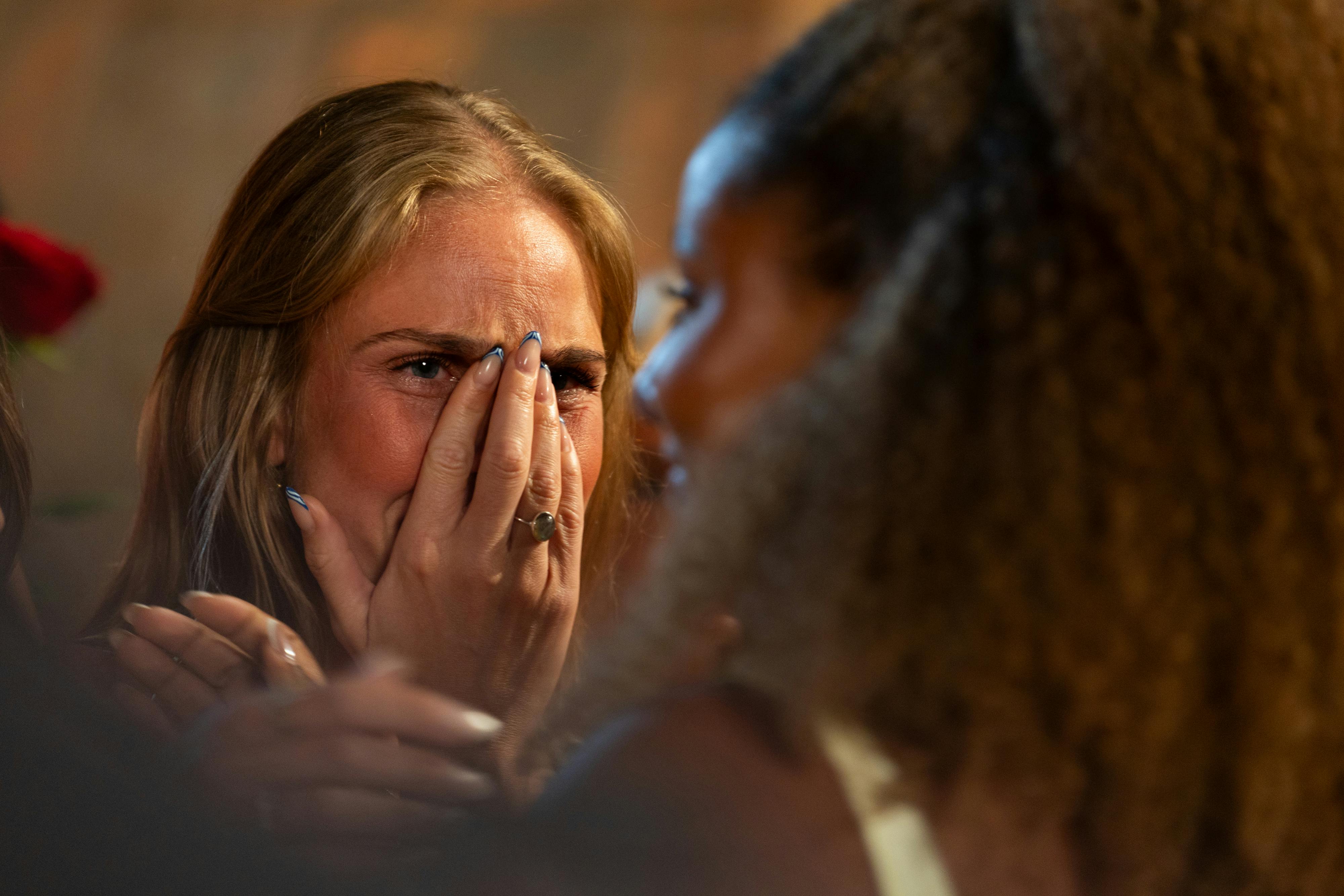 Det bliver en tårevædet afsked, da Mathilde forlader "Bachelor"-villaen og blandt andre veninden Nina.