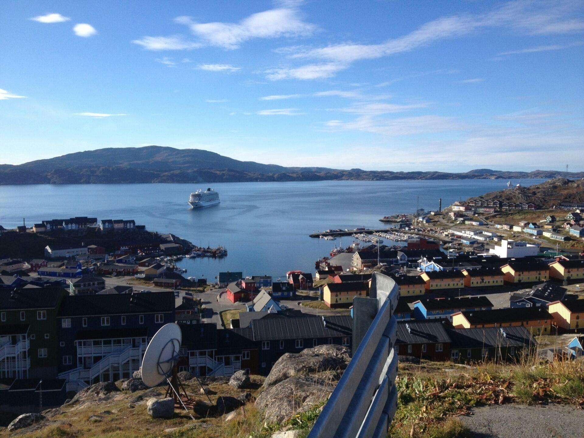 Kvinden blev fundet død i en by nær Qaqortoq i Grønland. Her ses den lille grønlandske by, hvor der i 2024 var registreret 3.047 indbyggere.