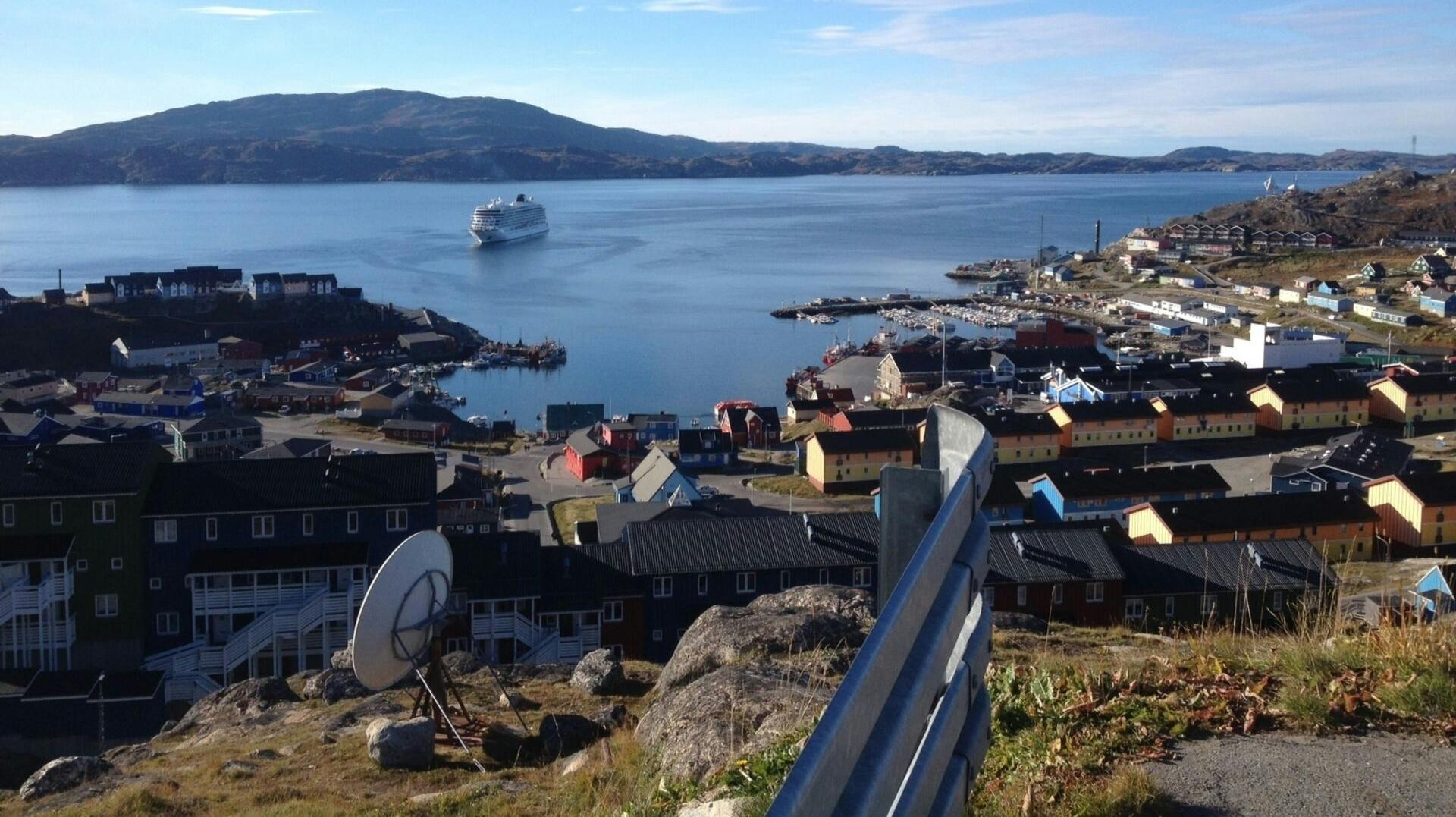 Kvinden blev fundet død i en by nær Qaqortoq i Grønland. Her ses den lille grønlandske by, hvor der i 2024 var registreret 3.047 indbyggere.