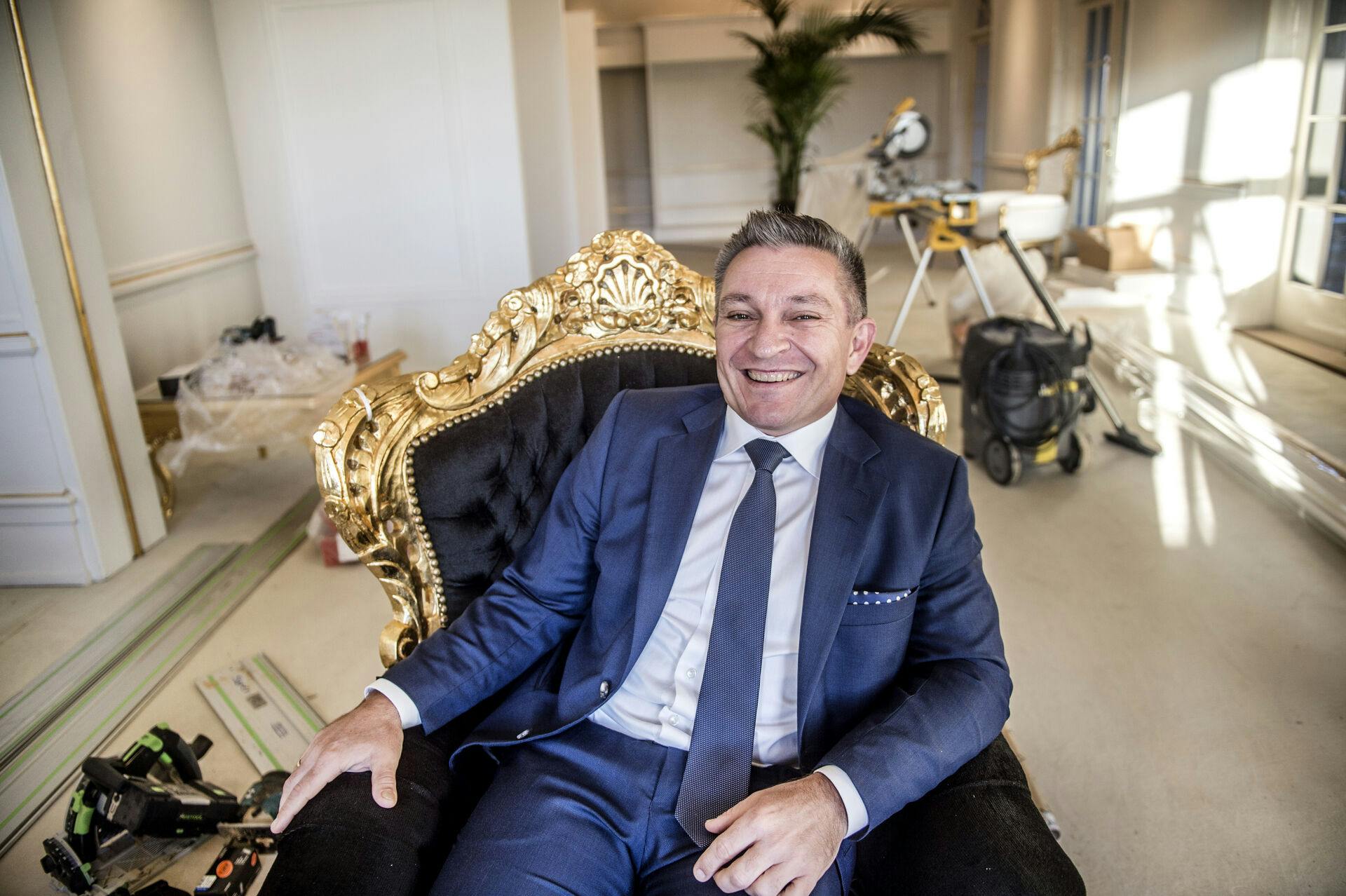 Michael Panayotis var tredje generation i brudekjolebiksen.