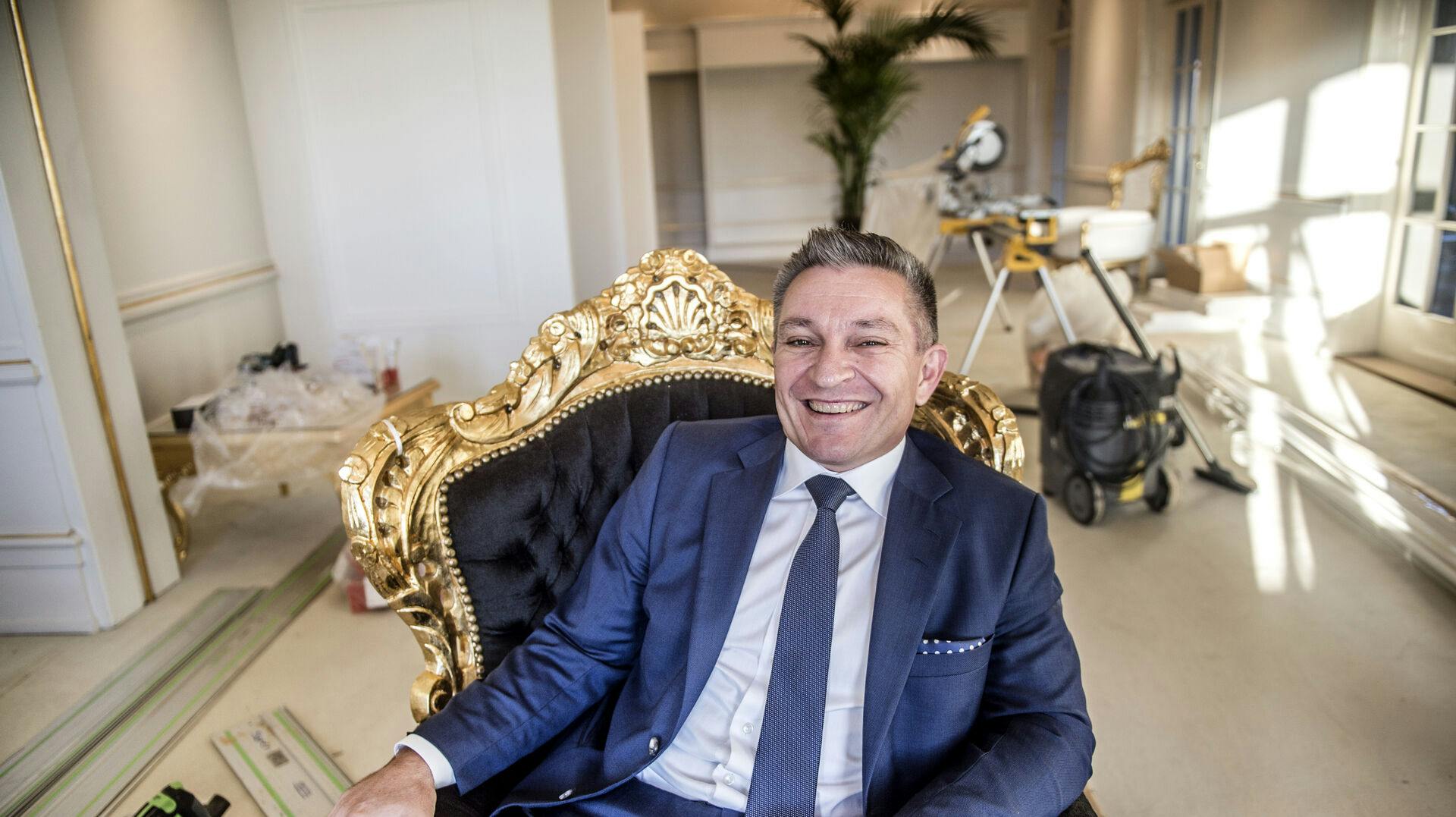 Michael Panayotis var tredje generation i brudekjolebiksen.