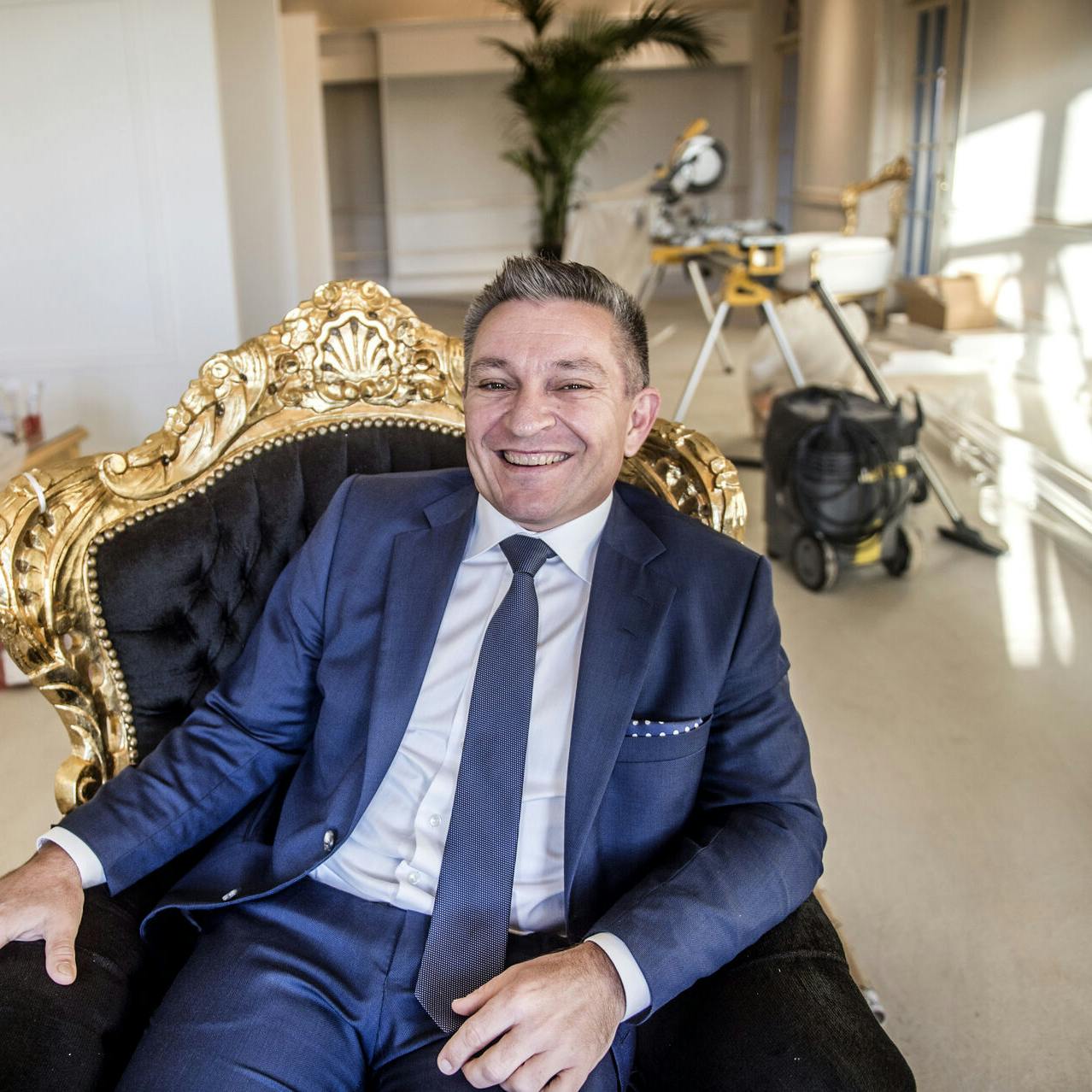 Michael Panayotis var tredje generation i brudekjolebiksen.