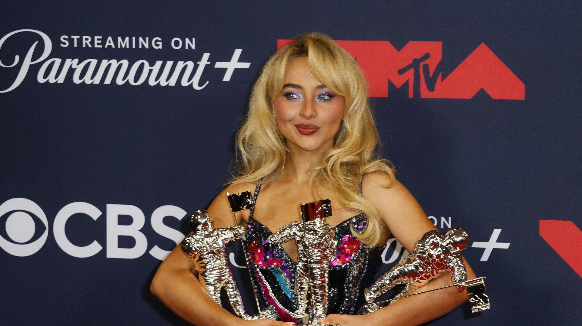 Sabrina Carpenter er sanger og skuespiller.