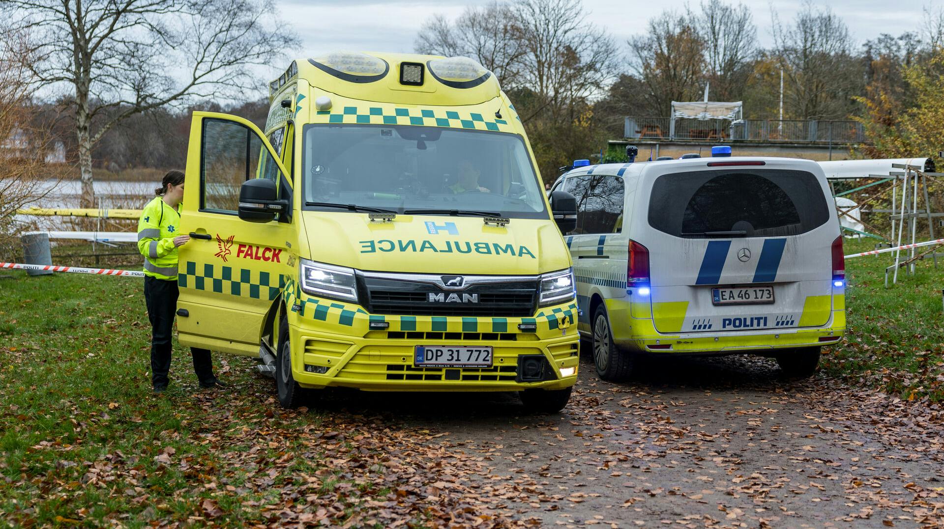 Politi og redning arbejder i området.