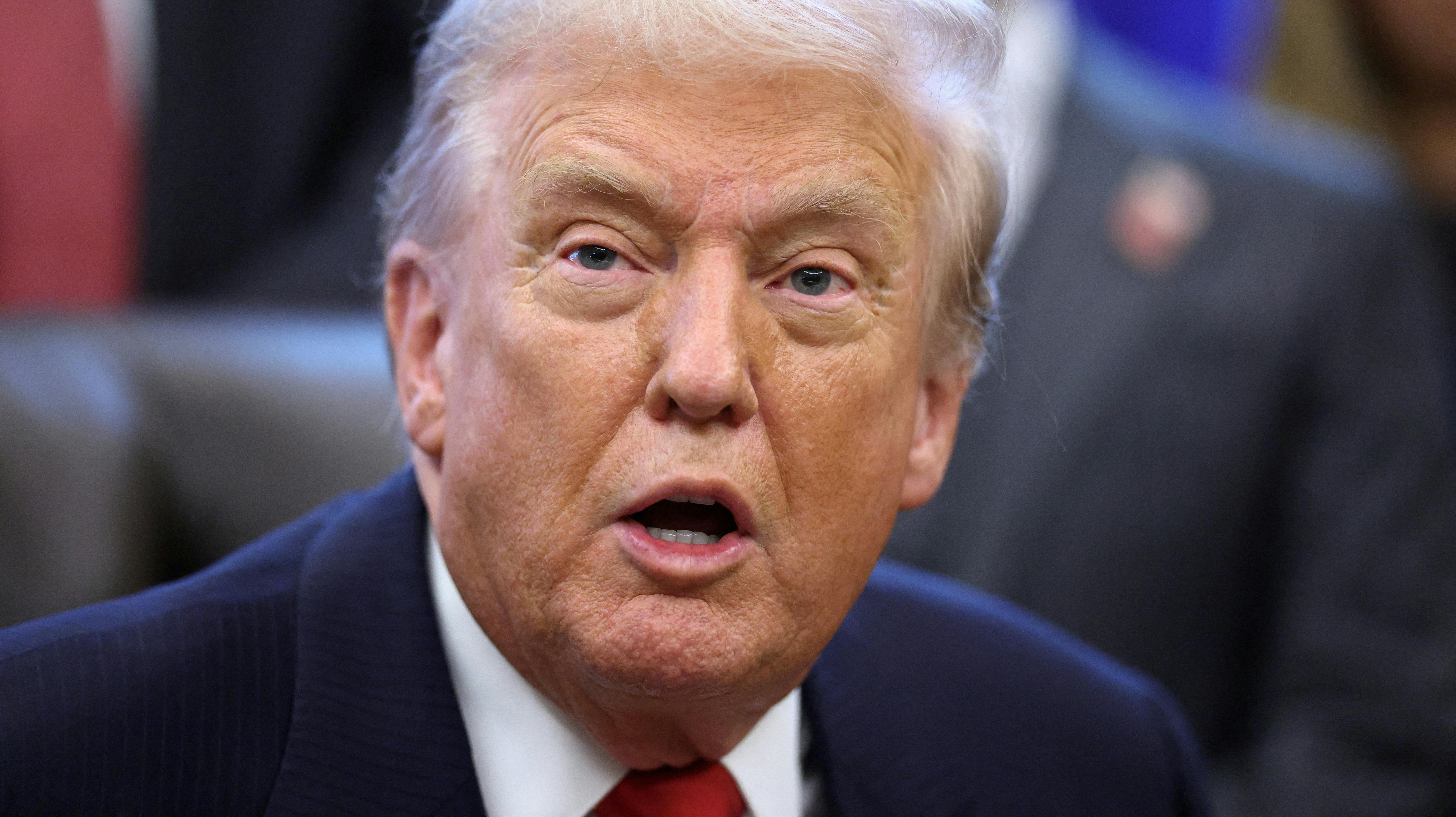 Afsløringen af e-mails fra milliardæren Jeffrey Epstein, hvor Donald Trump bliver nævnt, er sket for at sværte USA's nuværende præsident til.