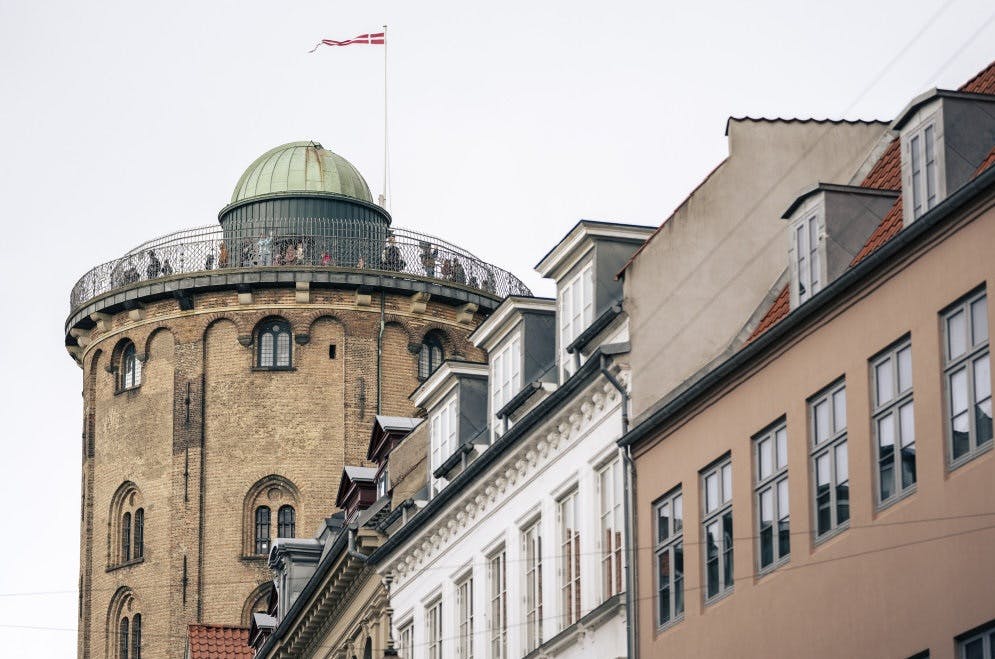 På toppen af Rundetaarn finder man tårnets observatorium gemt under det irgrønne kobbertag, som skal udskiftes i begyndelsen af næste år. (Arkivfoto). - Foto: Thomas Traasdahl/Ritzau Scanpix