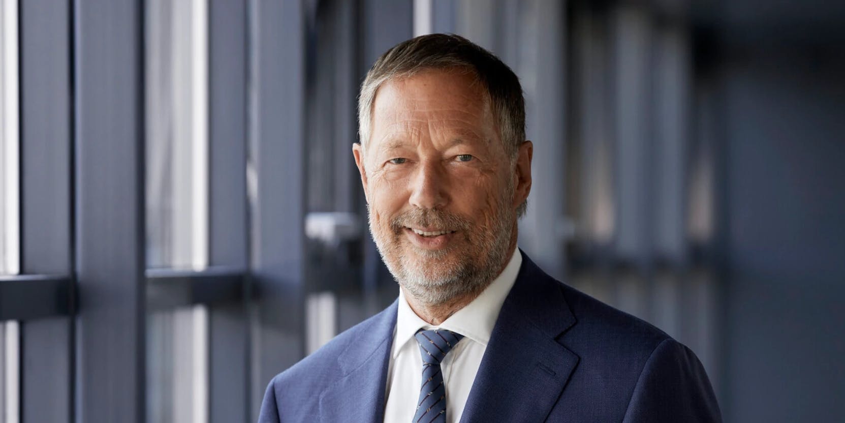 Niels Peter Louis-Hansen og er en Danmarks rigeste personer. Formuen er især grundlagt på Coloplast.