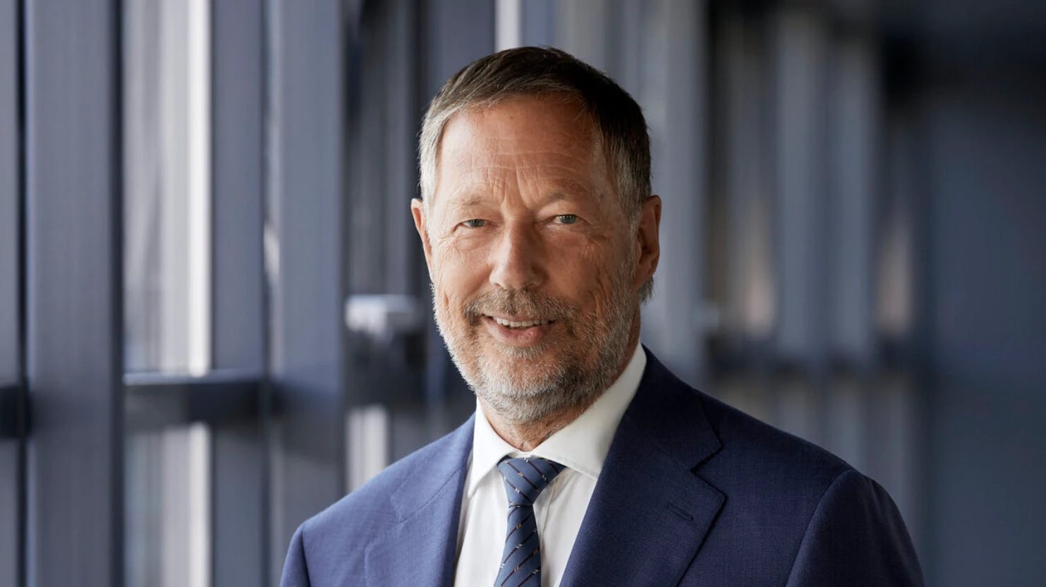 Niels Peter Louis-Hansen og er en Danmarks rigeste personer. Formuen er især grundlagt på Coloplast.