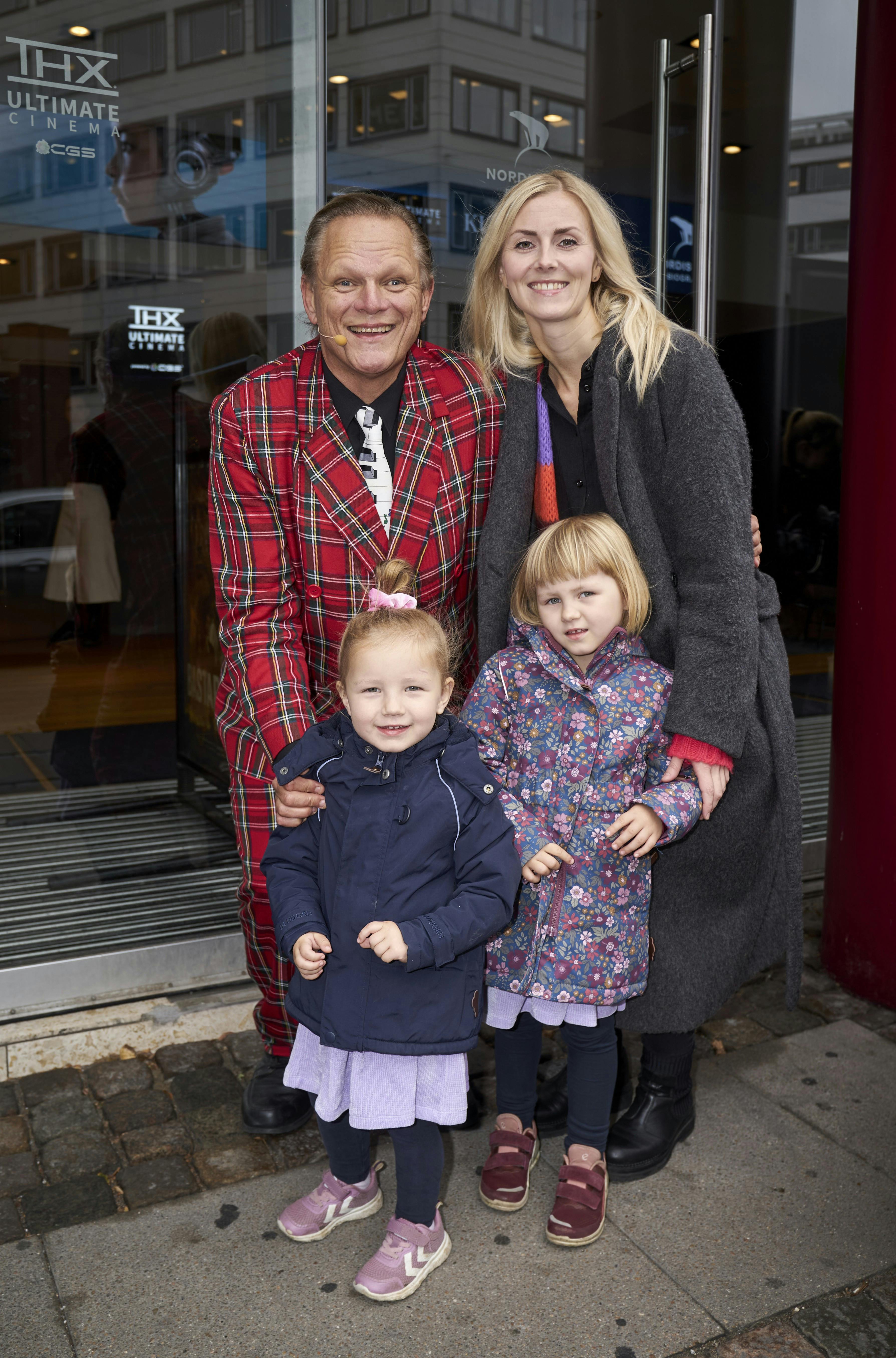 Sigurd Barrett med Heidrun Petersen og deres to døtre.