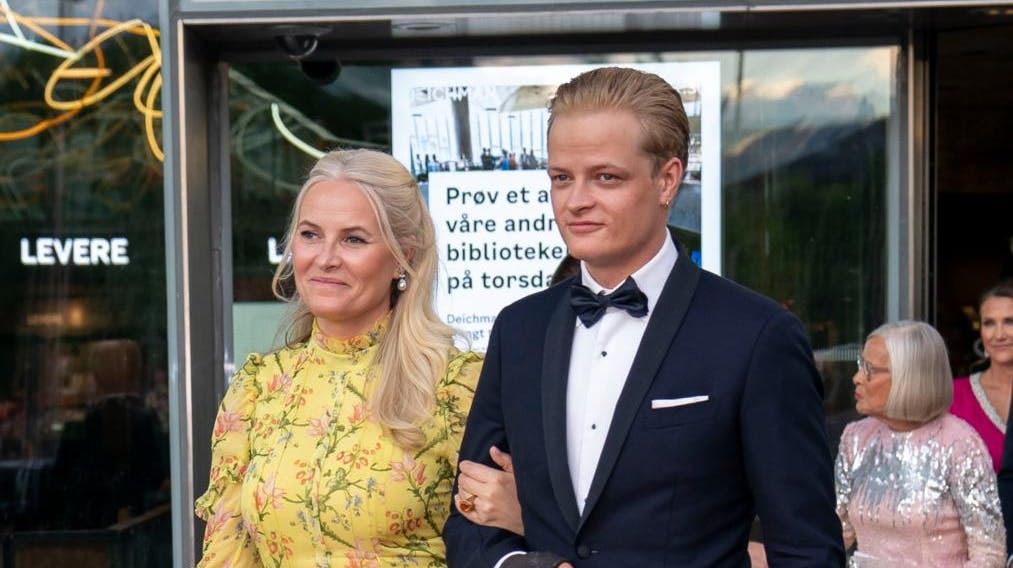 Kronprinsessen er fanget i et øjeblik, der meget godt viser, hvor hendes loyalitet ifølge den nye bog er: over for Marius og ikke det norske folk.