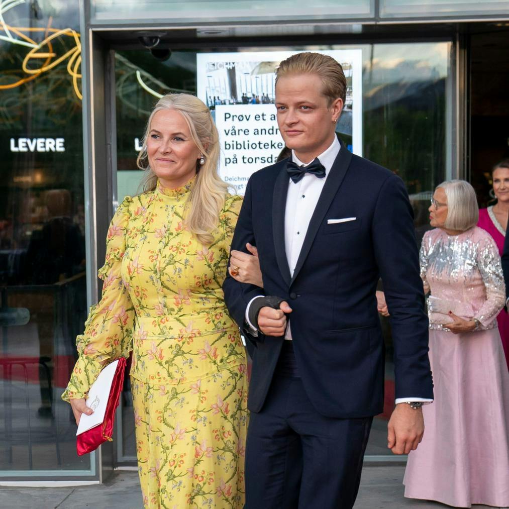 Kronprinsessen er fanget i et øjeblik, der meget godt viser, hvor hendes loyalitet ifølge den nye bog er: over for Marius og ikke det norske folk.