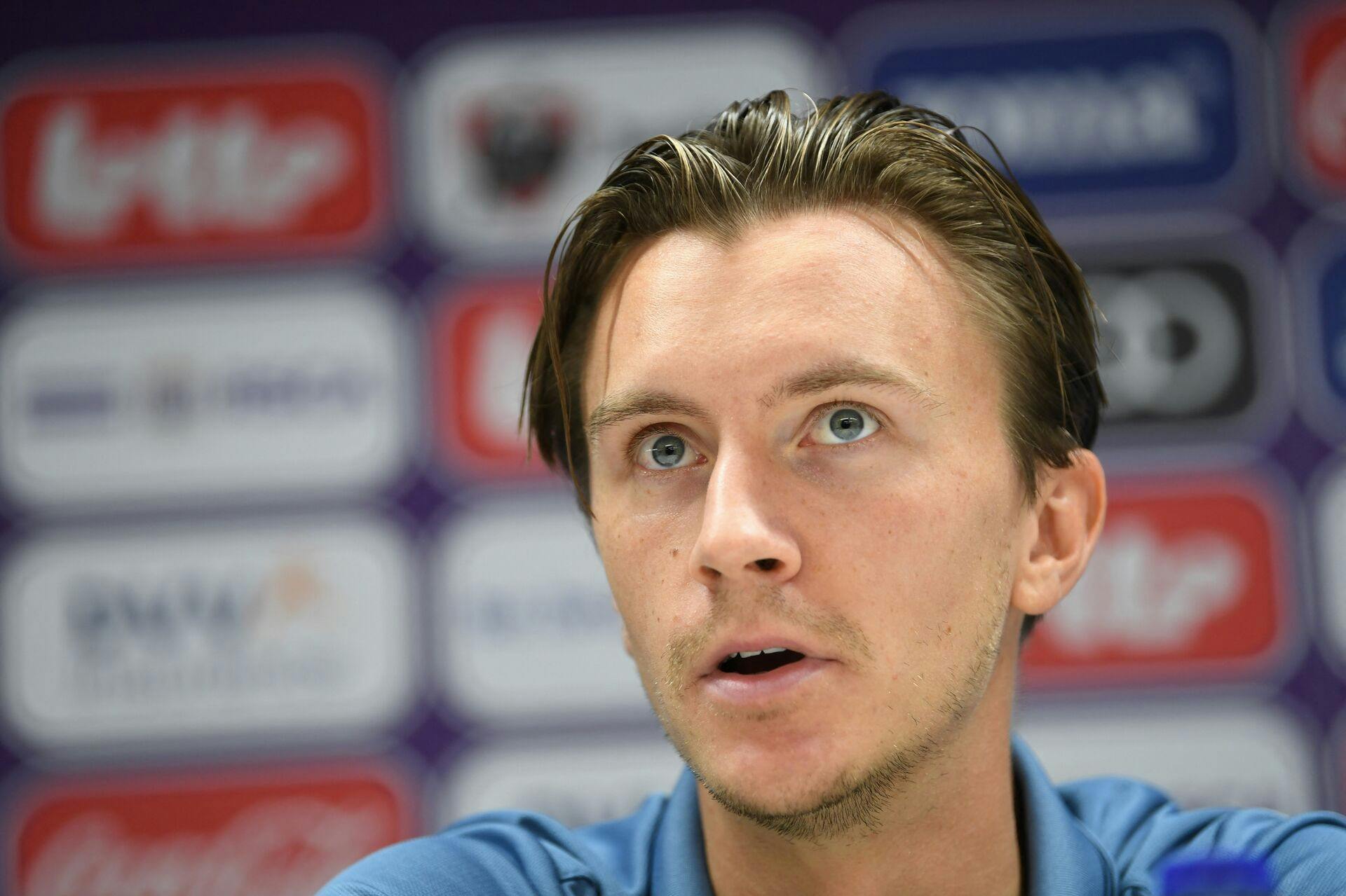 Kristoffer Olsson og kæresten venter barn.