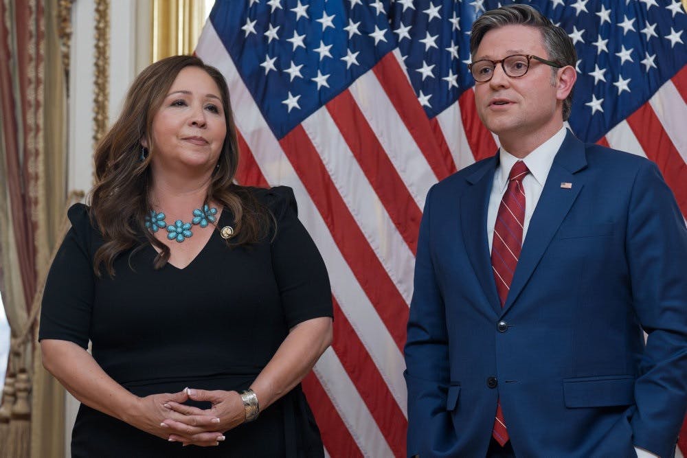 Formanden for Repræsentanternes Hus i USA, republikanske Mike Johnson, ses sammen med forsamlingens nyeste medlem, demokraten Adelita Grijalva, i Capitol onsdag. - Foto: J. Scott Applewhite/Ritzau Scanpix