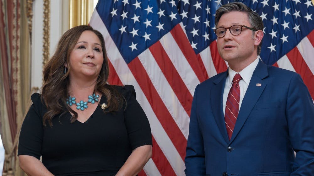 Formanden for Repræsentanternes Hus i USA, republikanske Mike Johnson, ses sammen med forsamlingens nyeste medlem, demokraten Adelita Grijalva, i Capitol onsdag. - Foto: J. Scott Applewhite/Ritzau Scanpix