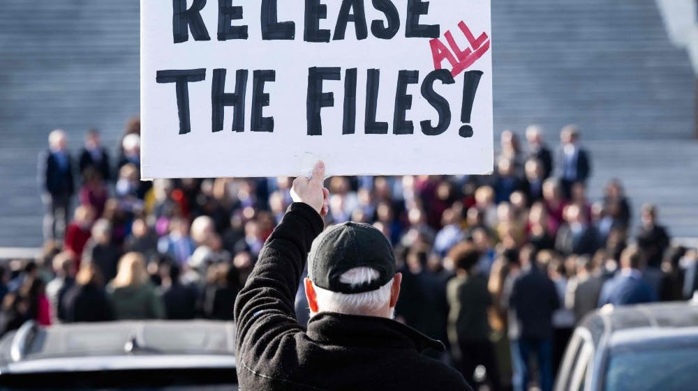 En demonstrant ses onsdag holde et skilt relateret til sagen om offentliggørelsen af Jeffrey Epstein-filerne uden for Capitol-bygningen i Washington D.C. "Frigiv alle filerne", står der på skiltet. (Arkivfoto). - Foto: Saul Loeb/Ritzau Scanpix