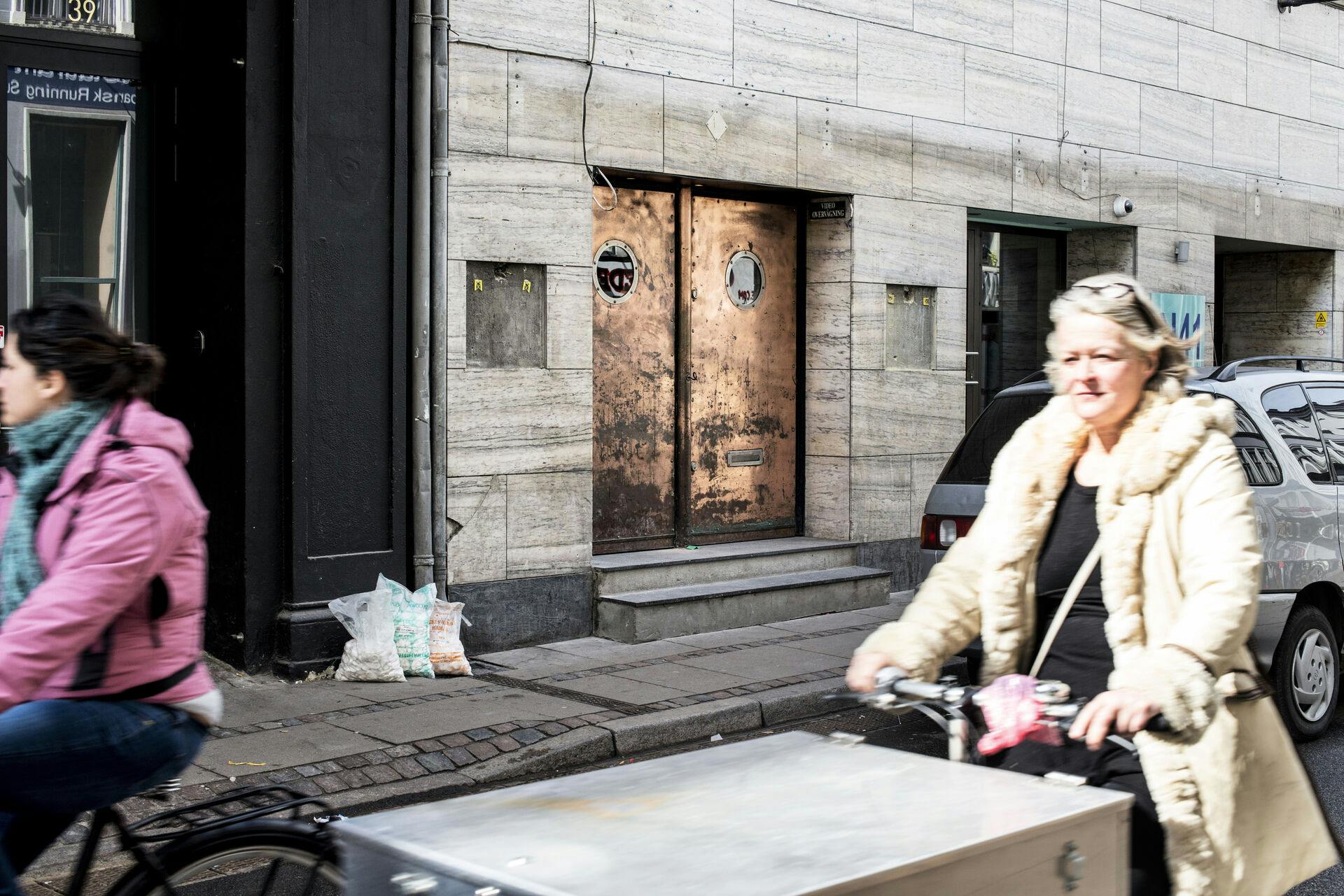 Remee's nye natklub Arch udskyder åbningen. Bag gulddøren arbejder håndværkere på højtryk for at kunne byde gæsterne velkommen d. 29 april 2016.