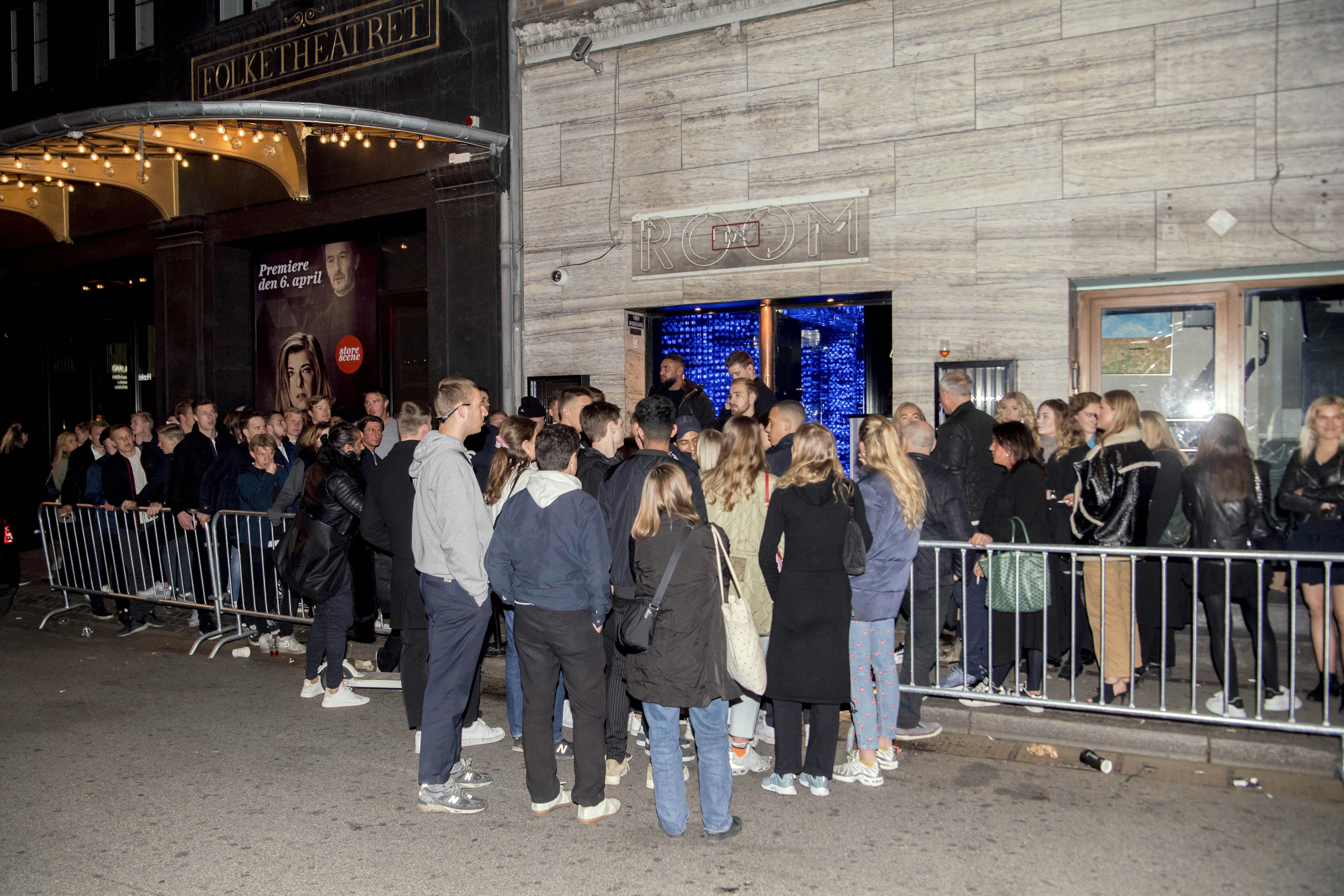 Kø ude foran natklubben Arch. I sommer gik en dansk kunstner - der har været et stort navn inden for musikken - ifølge politiet amok under en bytur. Nu risikerer han en ny dom for vold og grov vold.