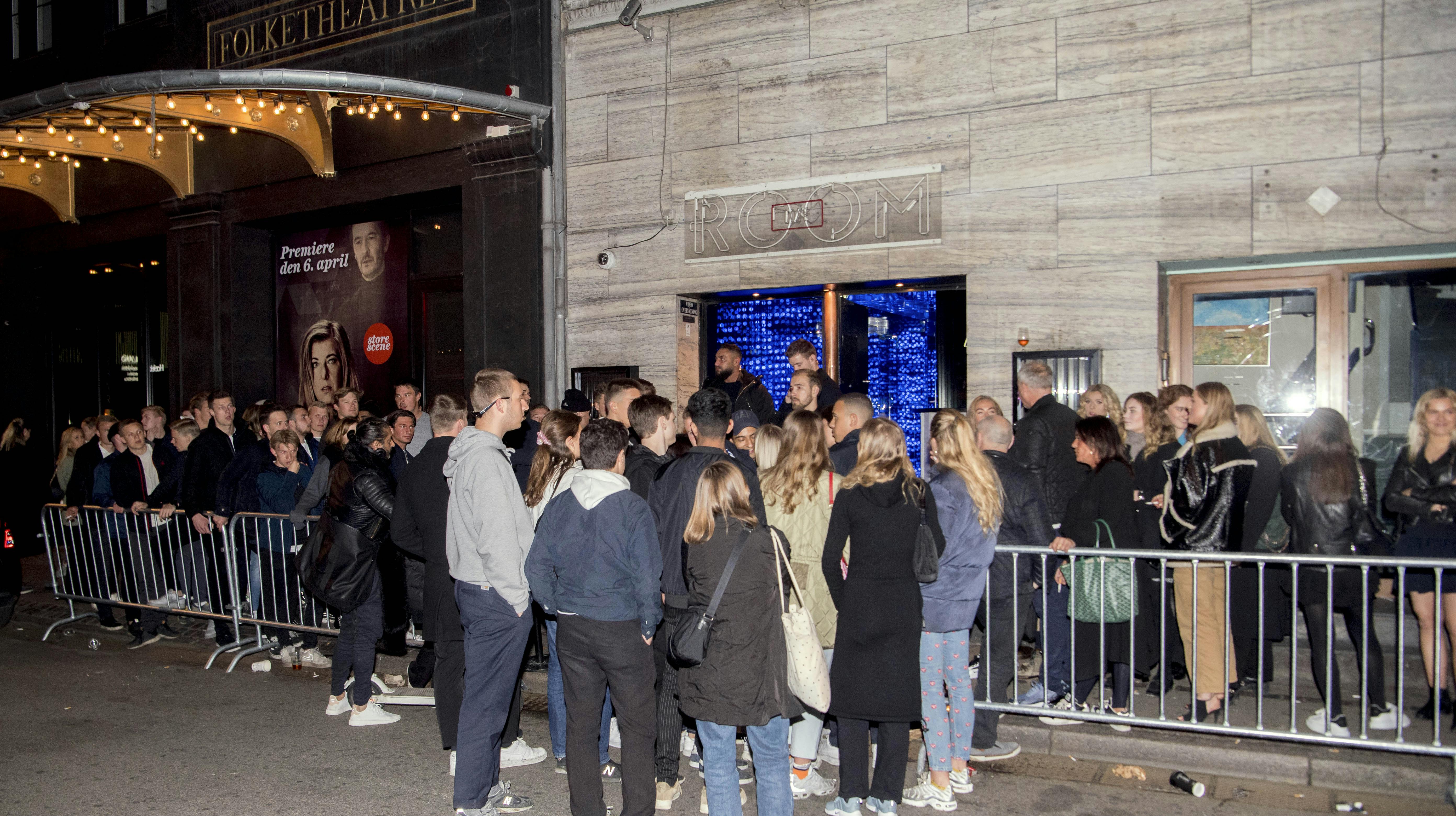 Kø ude foran natklubben Arch. I sommer gik en dansk kunstner - der har været et stort navn inden for musikken - ifølge politiet amok under en bytur. Nu risikerer han en ny dom for vold og grov vold.
