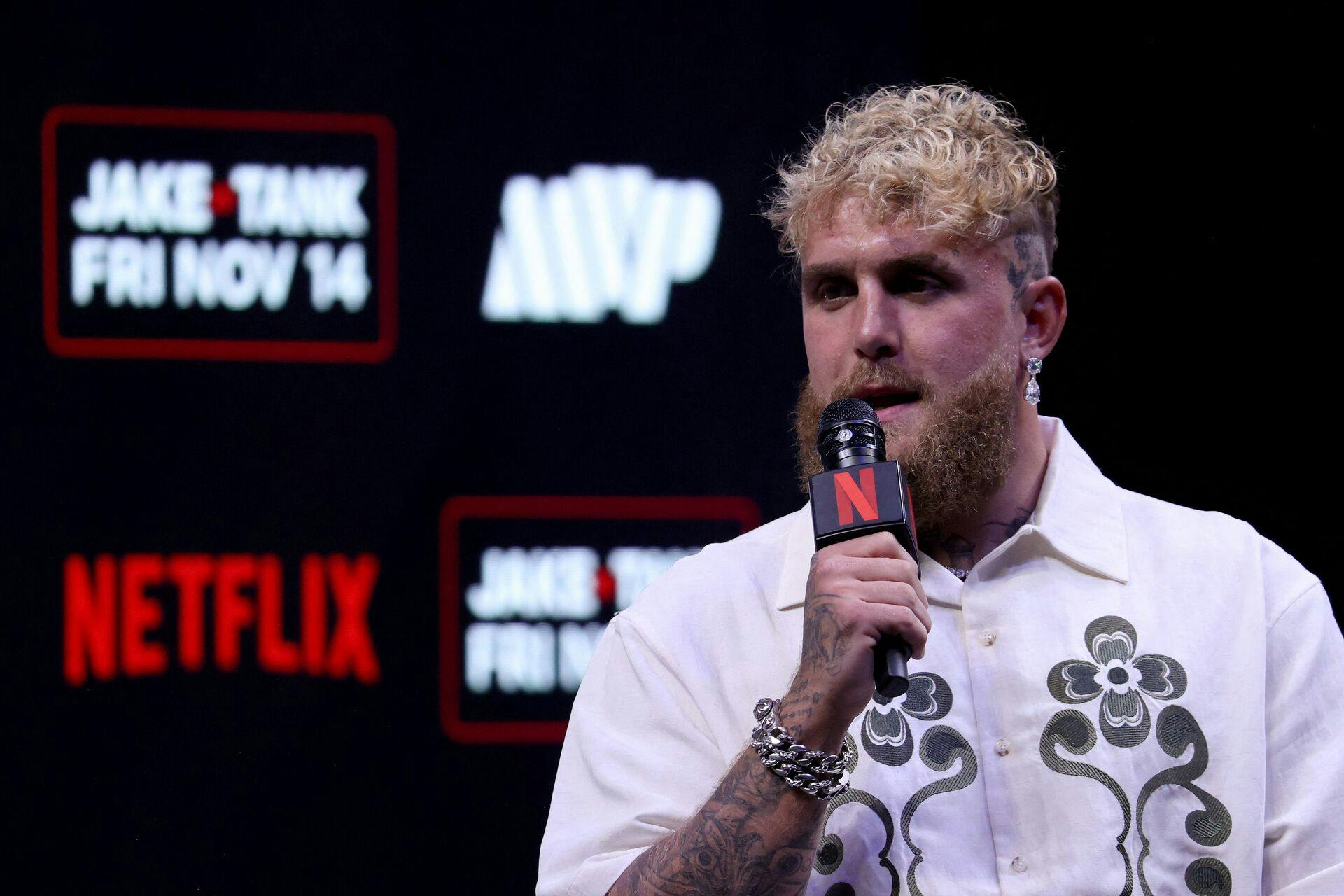 Jake Paul under et pressemøde inden weekendens kamp - der nu er blevet aflyst. Han kan måske se frem til sin største udfordring inden for ringen til dato.