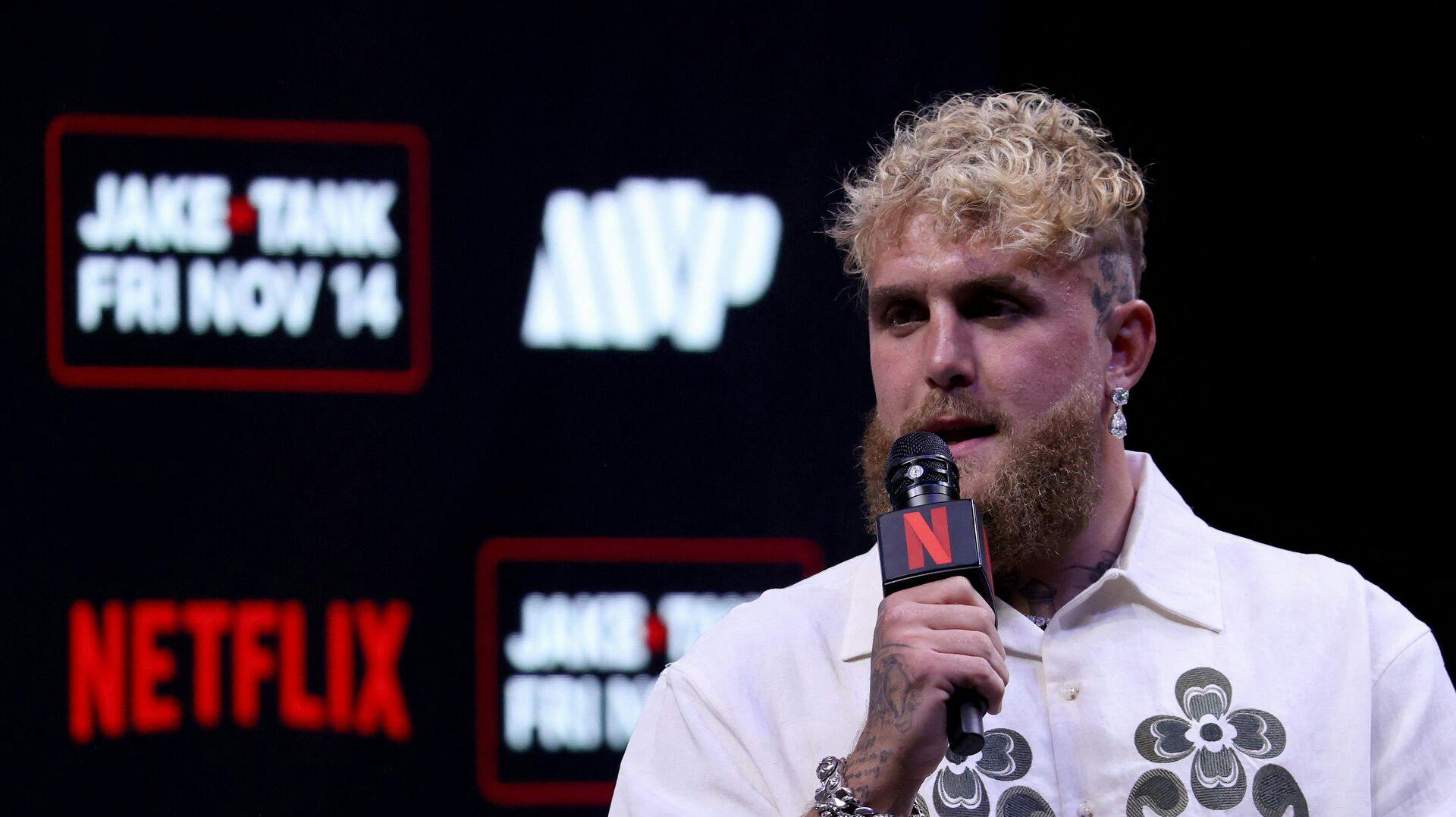 Jake Paul under et pressemøde inden weekendens kamp - der nu er blevet aflyst. Han kan måske se frem til sin største udfordring inden for ringen til dato.