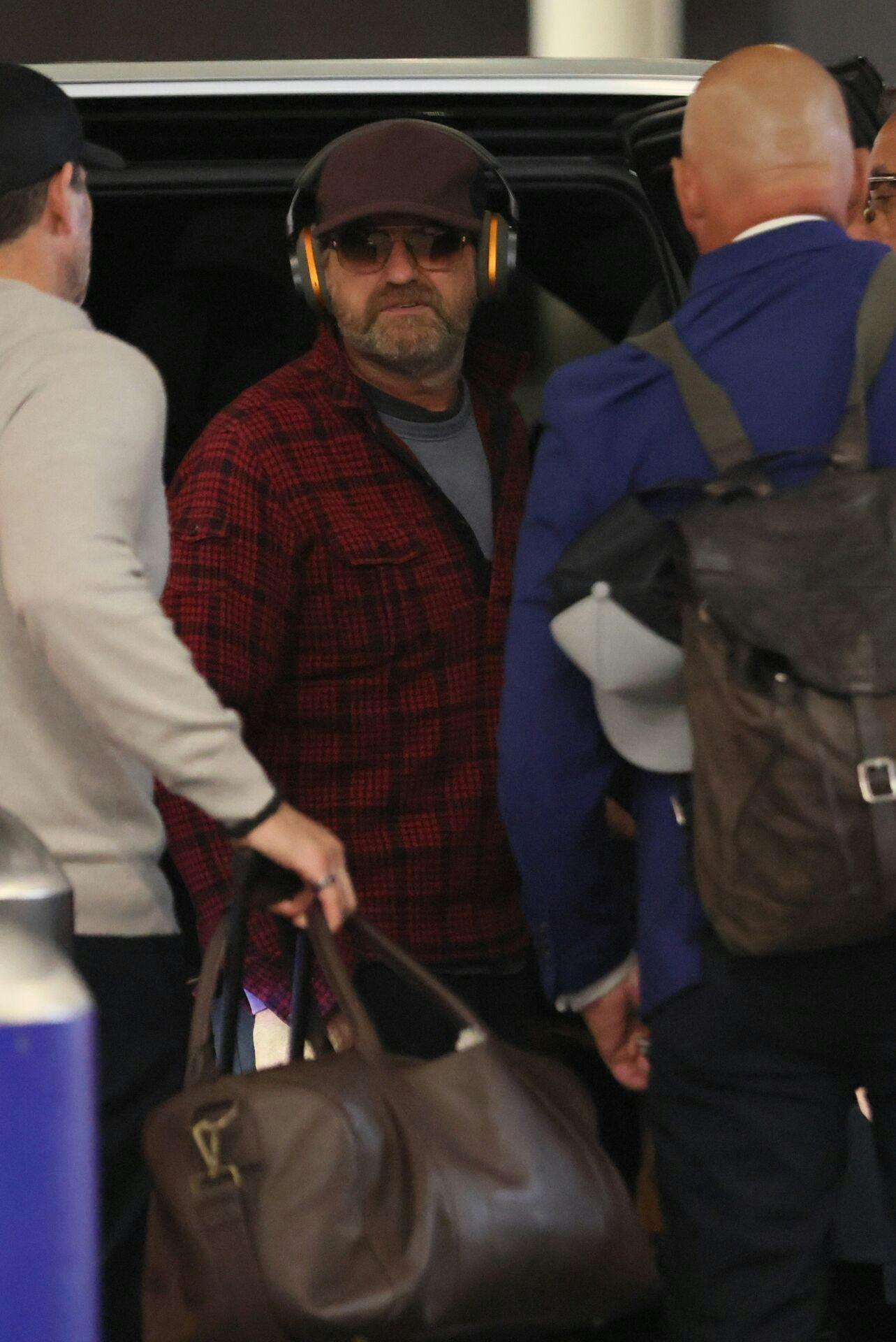 *EXCLUSIVE* Los Angeles, CA Scottish actor Gerard Butler is seen leaving LAX, taking time to sign autographs and interact with fans before his flight. Pictured: Gerard Butler BACKGRID USA 11 NOVEMBER 2025 BYLINE MUST READ: LionsShareNews / BACKGRID USA: +1 310 798 9111 / usasales@backgrid.com UK: +44 208 344 2007 / uksales@backgrid.com *UK Clients - Pictures Containing Children Please Pixelate Face Prior To Publication*