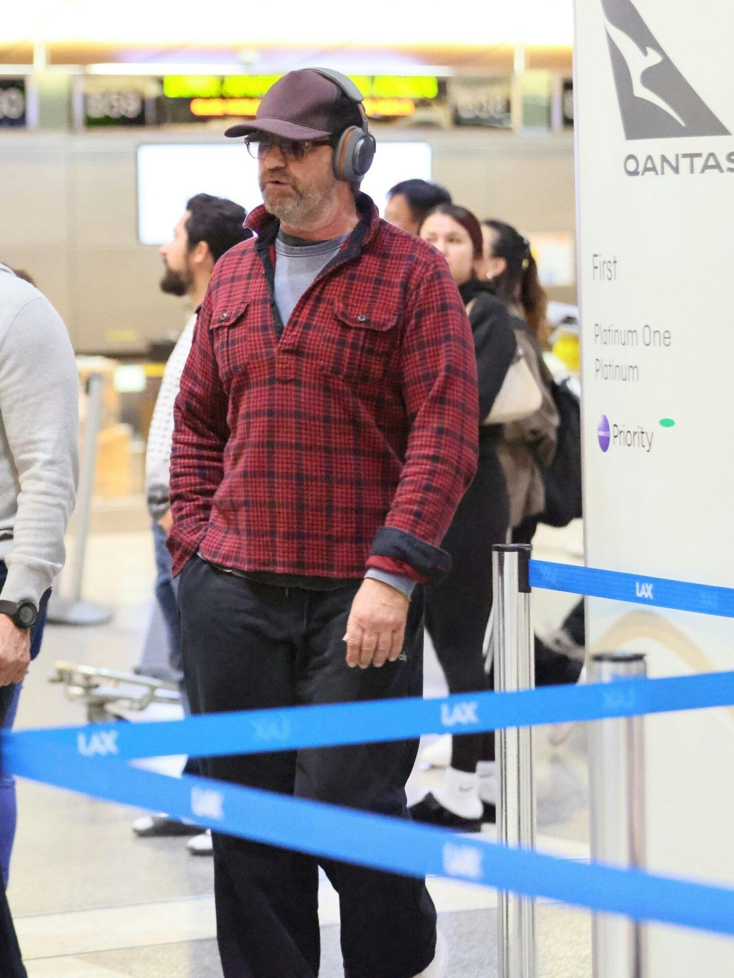 *EXCLUSIVE* Los Angeles, CA Scottish actor Gerard Butler is seen leaving LAX, taking time to sign autographs and interact with fans before his flight. Pictured: Gerard Butler BACKGRID USA 11 NOVEMBER 2025 BYLINE MUST READ: LionsShareNews / BACKGRID USA: +1 310 798 9111 / usasales@backgrid.com UK: +44 208 344 2007 / uksales@backgrid.com *UK Clients - Pictures Containing Children Please Pixelate Face Prior To Publication*