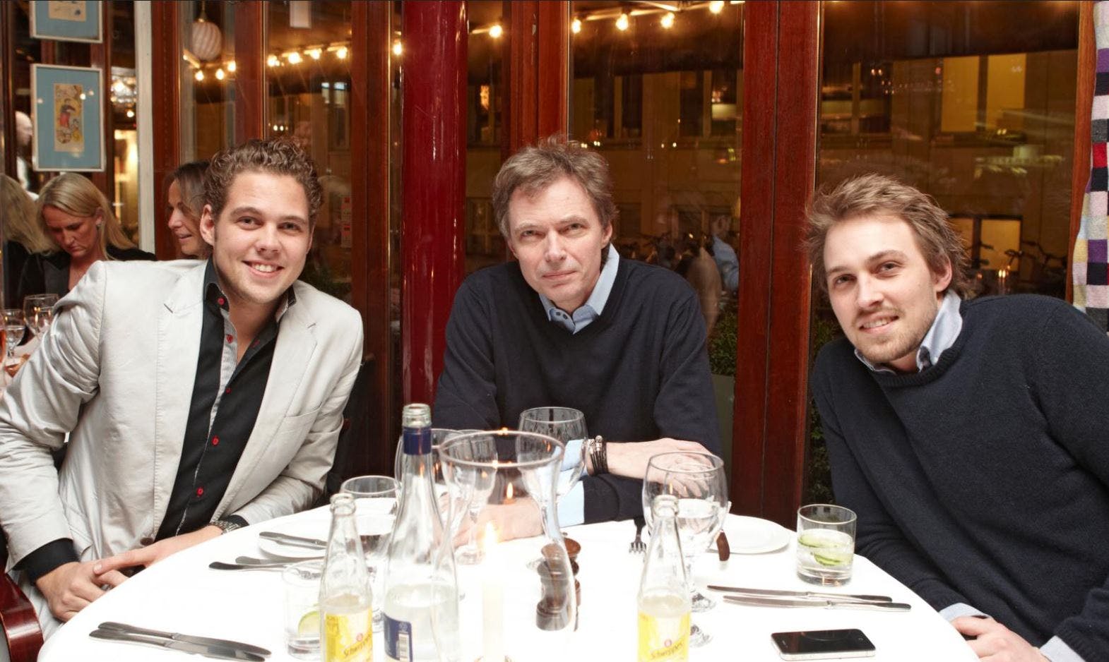 Klaus Riskær på Café Victor med sønnerne Frederik og Christian.