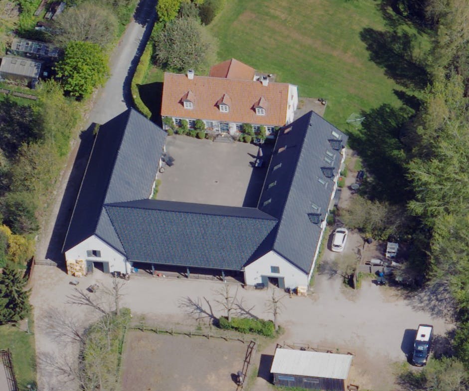 Gården skal nu renoveres, inden familierne flytter ind på den.