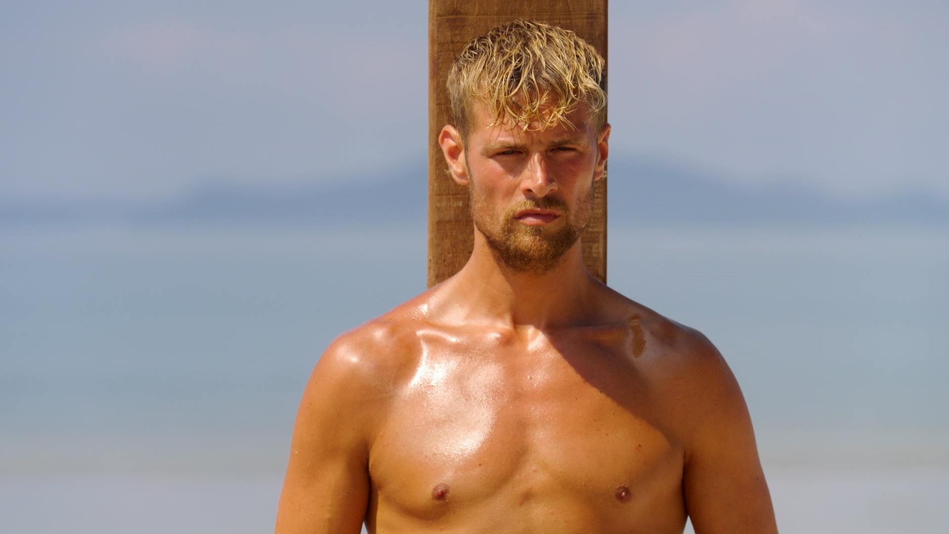 Anders Thimm døjer med rygsmerter i "Robinson Ekspeditionen", men en udmelding i SE og HØR-podcasten "Sladderministeriet" har fået konkurrenter og seere til at tvivle på, om det hele er løgn.