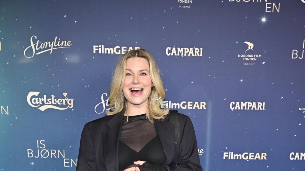 Sofie Torp afslørede sin graviditet ved prisuddelingen "Isbjørnen" med en tydelig babybule og et smil, der sagde det hele.