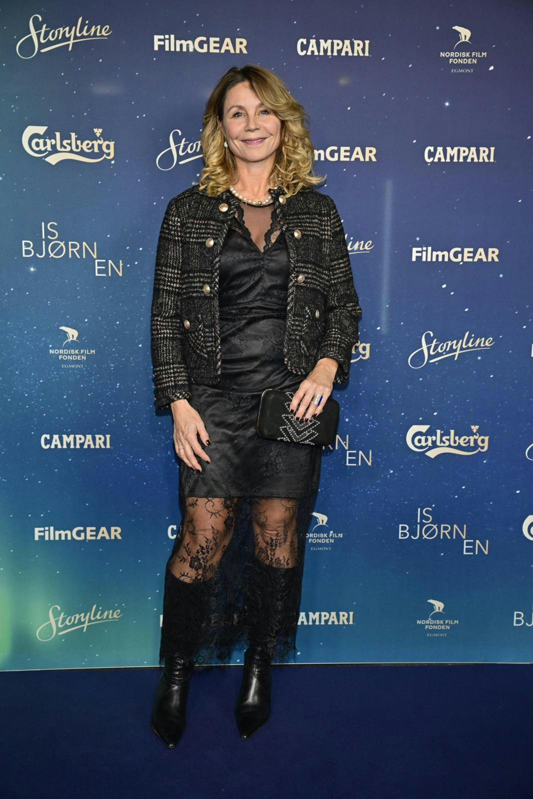 Hun stråler solo i aften, men hjertet er optaget. Og Anne Louise Hassing har allerede lagt juleplanern med kæresten Ulrik Branner.