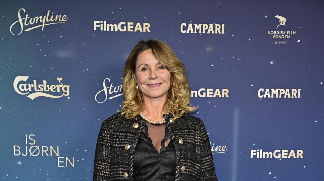 Hun stråler solo i aften, men hjertet er optaget. Og Anne Louise Hassing har allerede lagt juleplanern med kæresten Ulrik Branner.