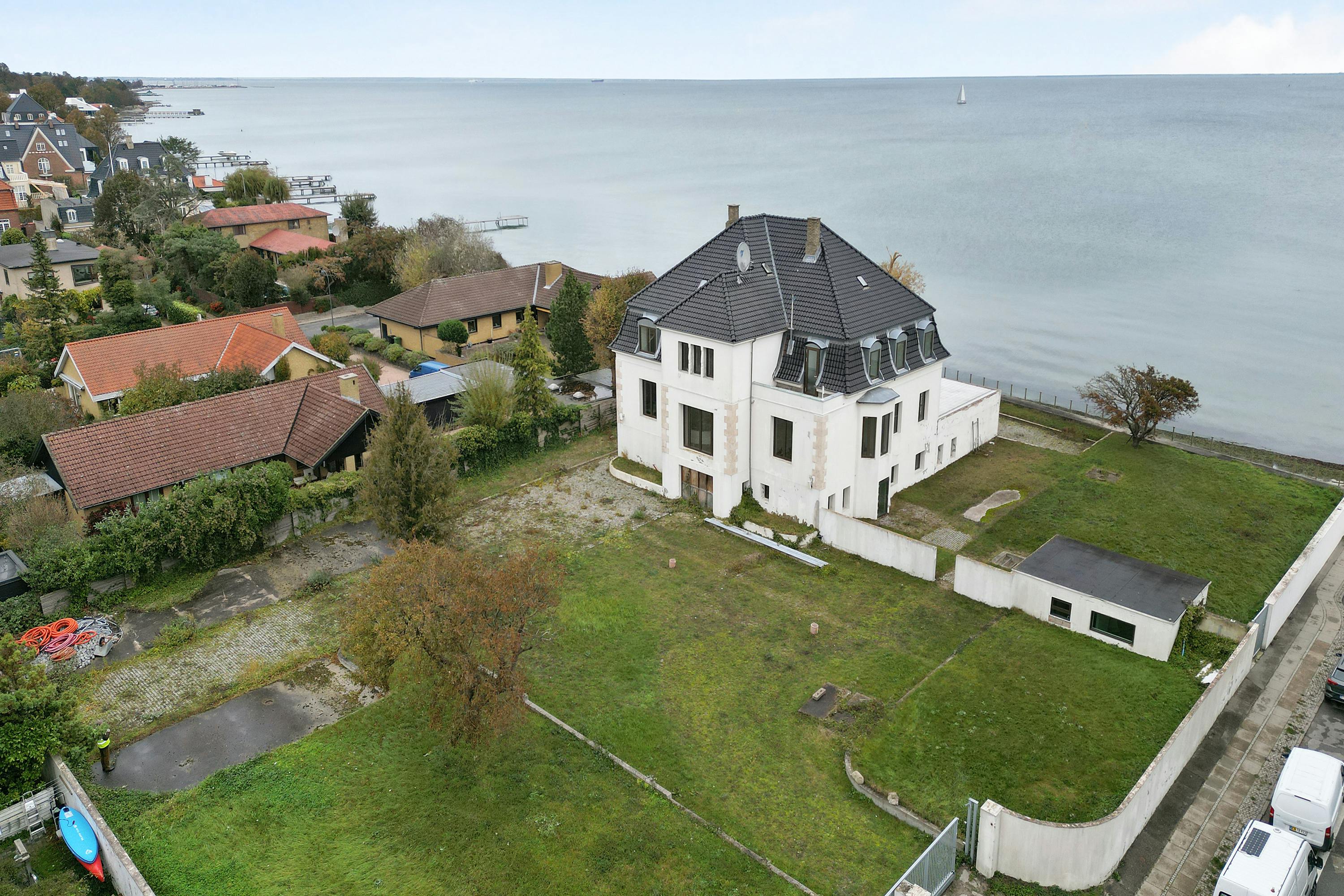 Standen på villaen er ikke god, men det er beliggenheden til gengæld, lød det fra mægleren, da den blev sat til salg.