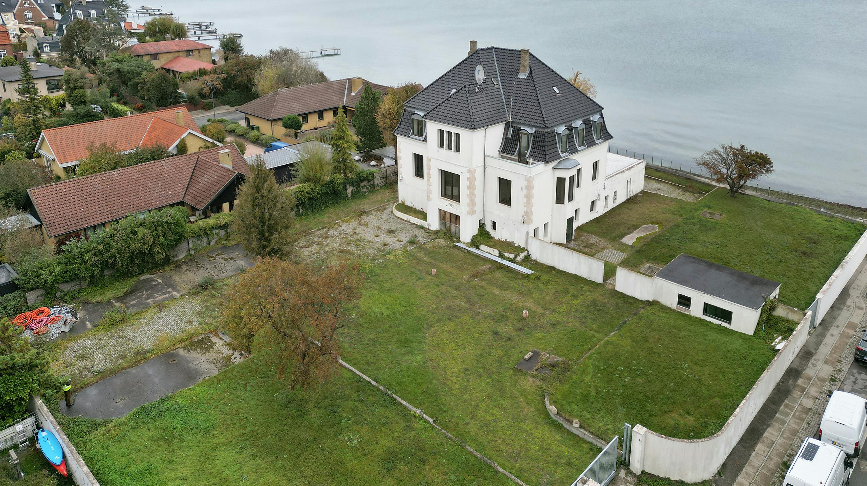 Standen på villaen er ikke god, men det er beliggenheden til gengæld, lød det fra mægleren, da den blev sat til salg.