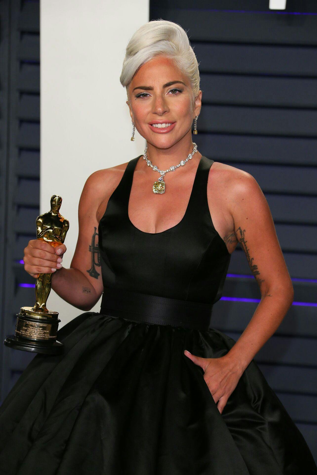 Gaga vandt en Oscar for bedste originale sang, "Shallow", til filmen "A Star Is Born", som hun også spillede hovedrollen i over for Bradley Cooper.
