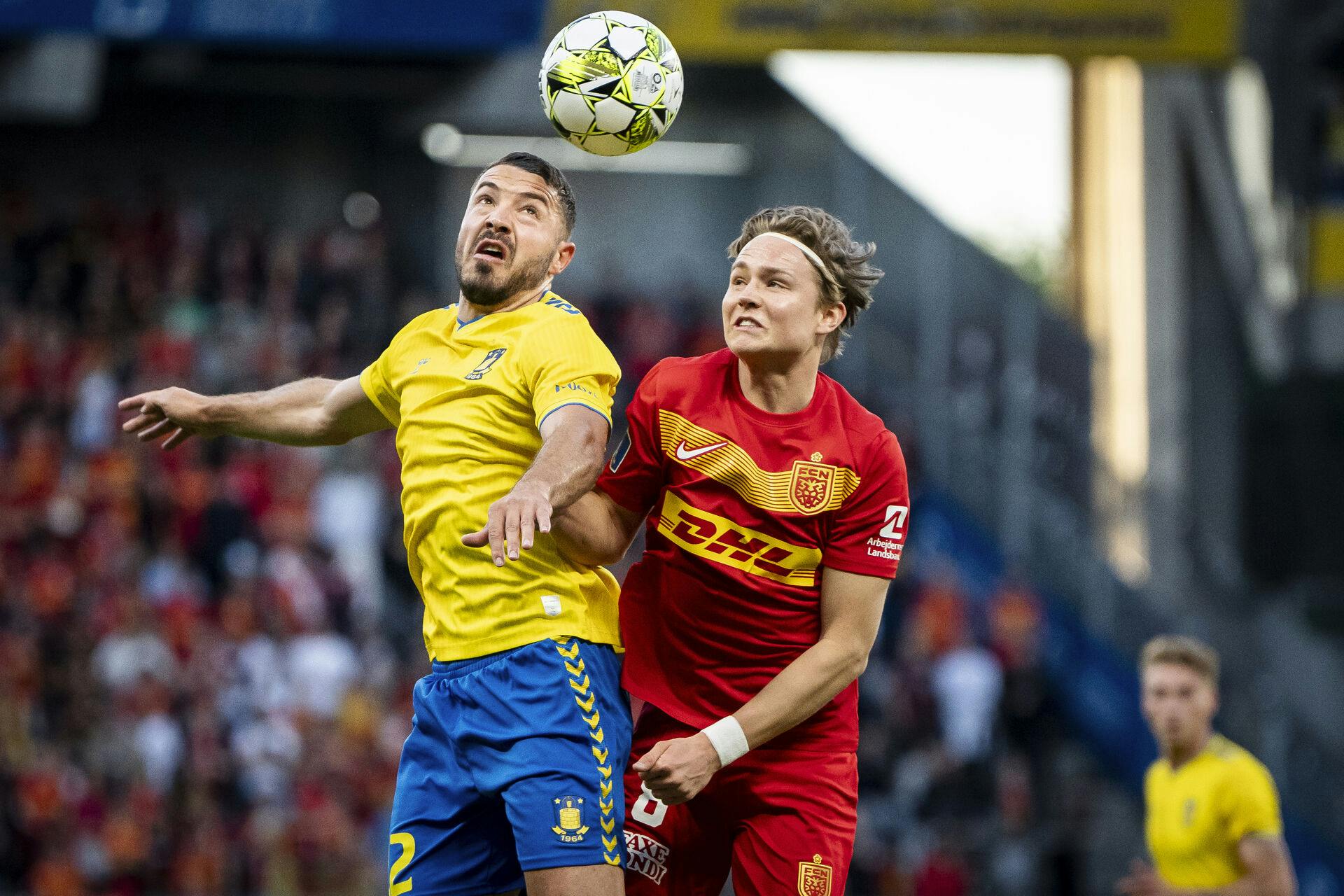 Brøndby IFs Josip Radosevic og FC Nordsjællands Andreas Schjelderup under 3F Superliga-kampen mellem Brøndby IF og FC Nordsjælland på Brøndby Stadion i Brøndby, onsdag den 15. maj 2024.