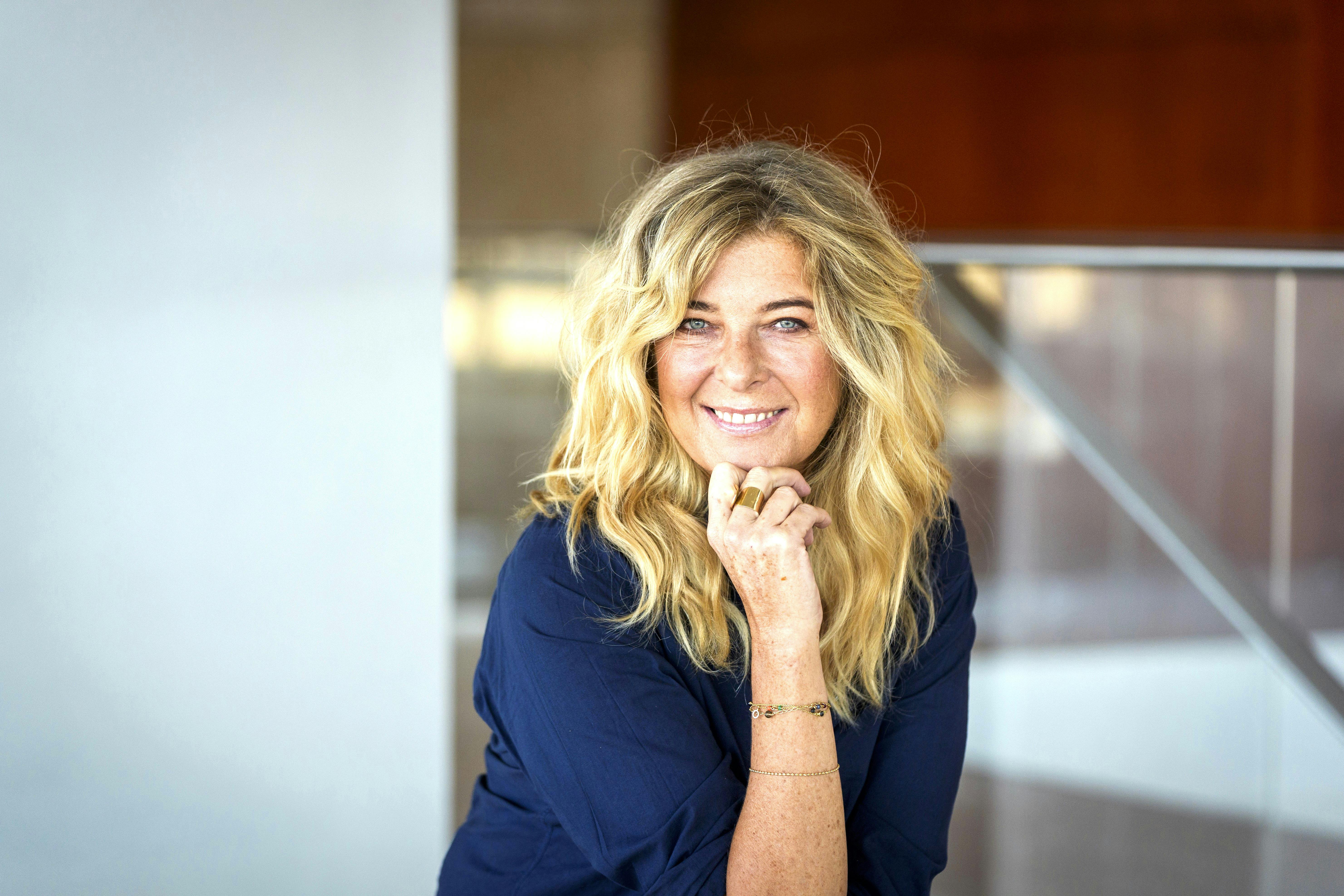 61-årige Paprika Steen har endnu ikke mødt den rigtige, efter hun for 12 år siden blev skilt fra sin søns far, Mikael rieks.